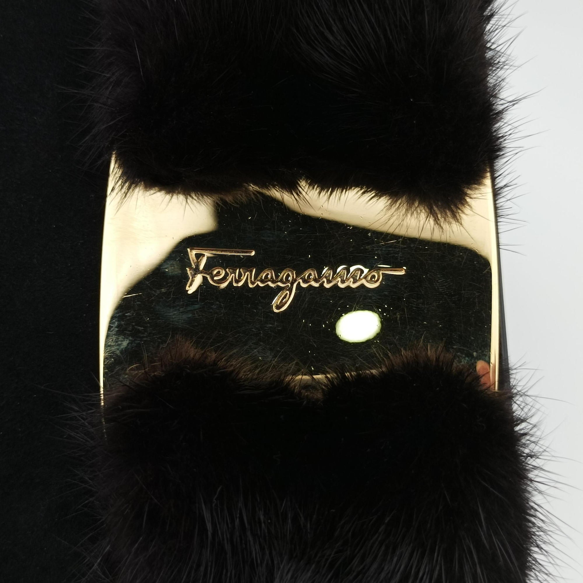 Pre-owned Ferragamo Vara Black Suede × Mink Fur  shoulderbag | stylenewstar