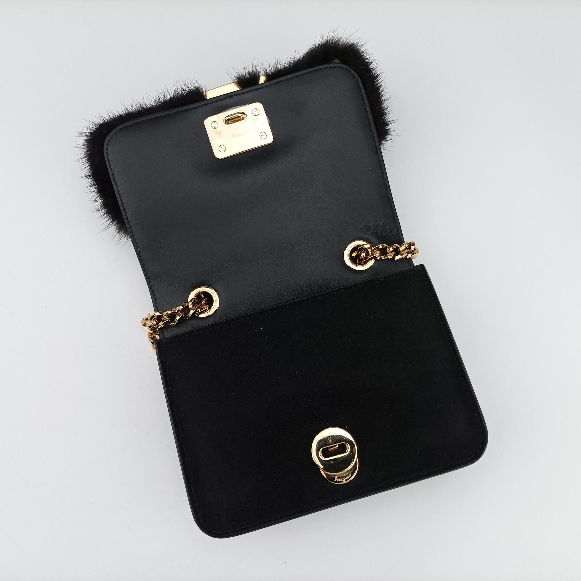 Pre-owned Ferragamo Vara Black Suede × Mink Fur  shoulderbag | stylenewstar