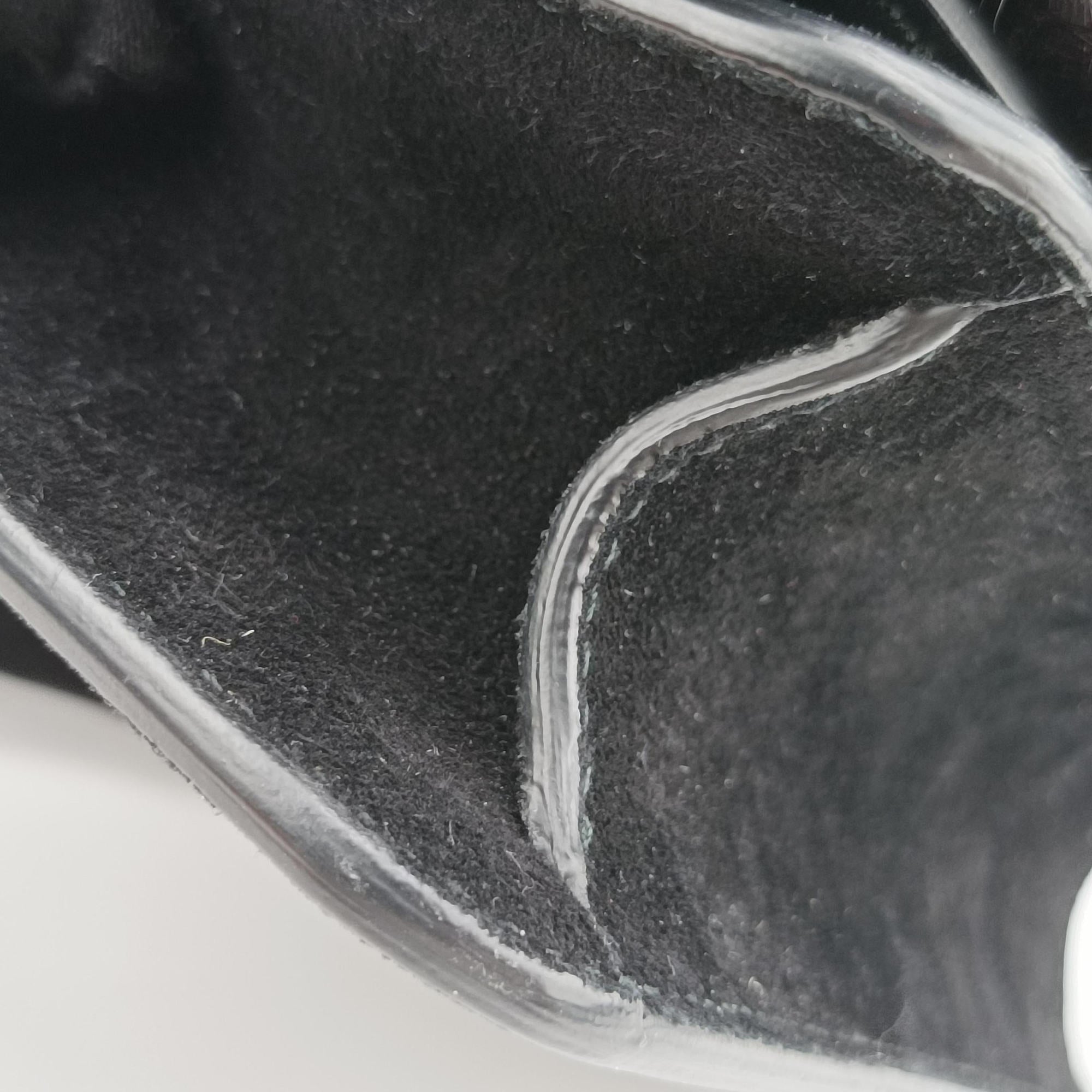Pre-owned Ferragamo Vara Black Suede × Mink Fur  shoulderbag | stylenewstar