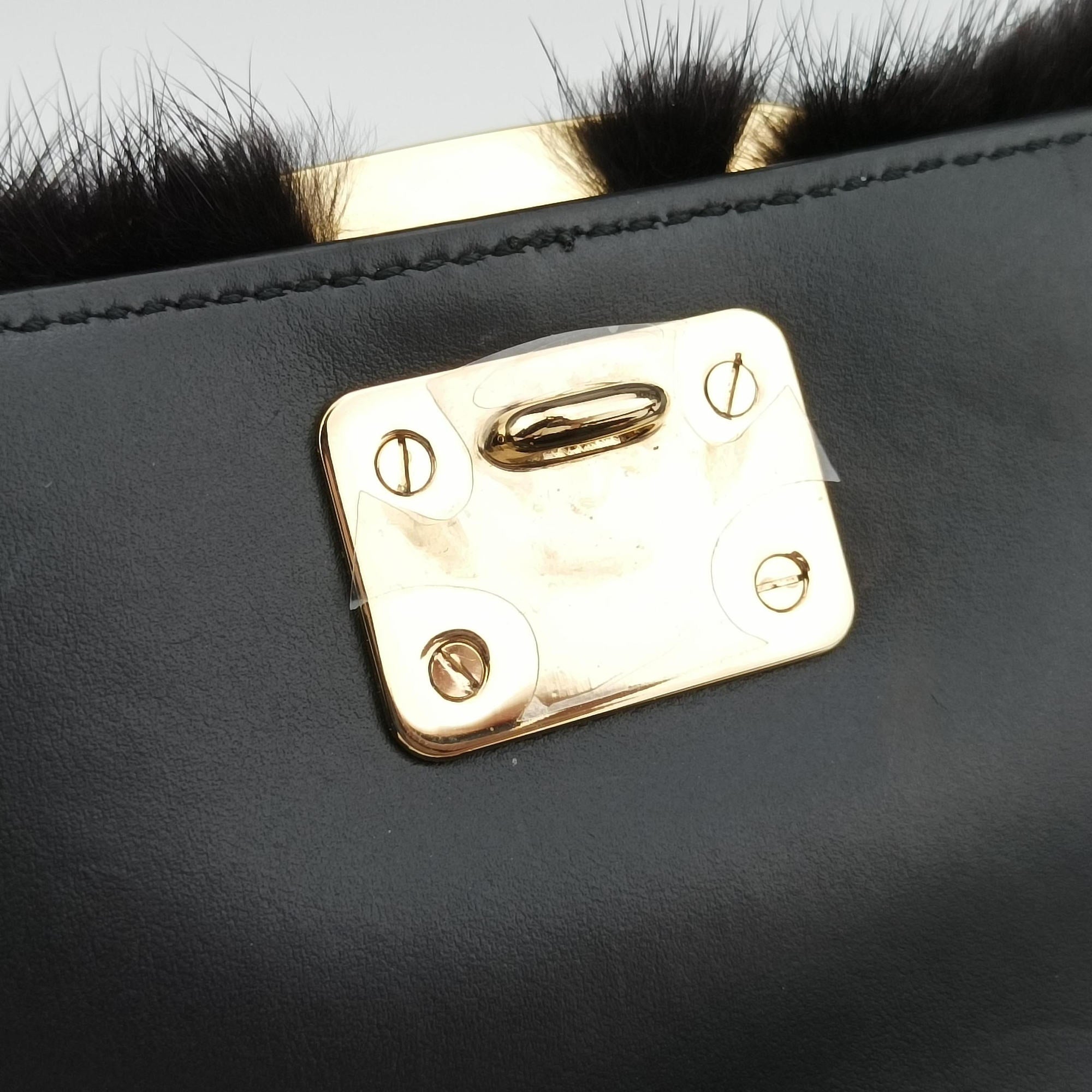 Pre-owned Ferragamo Vara Black Suede × Mink Fur  shoulderbag | stylenewstar