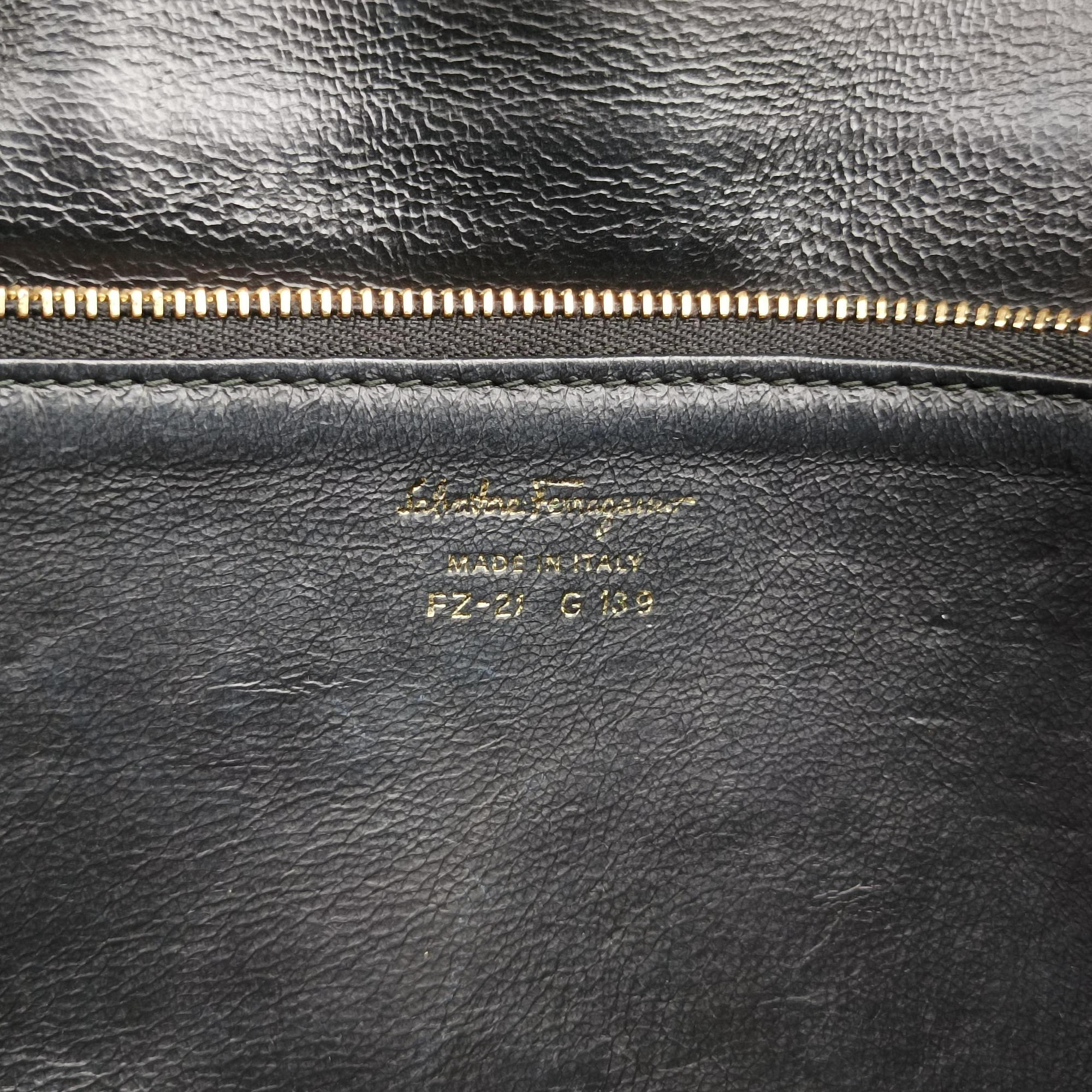 Pre-owned Ferragamo Gancini Black Leather×Suede  shoulderbag | stylenewstar