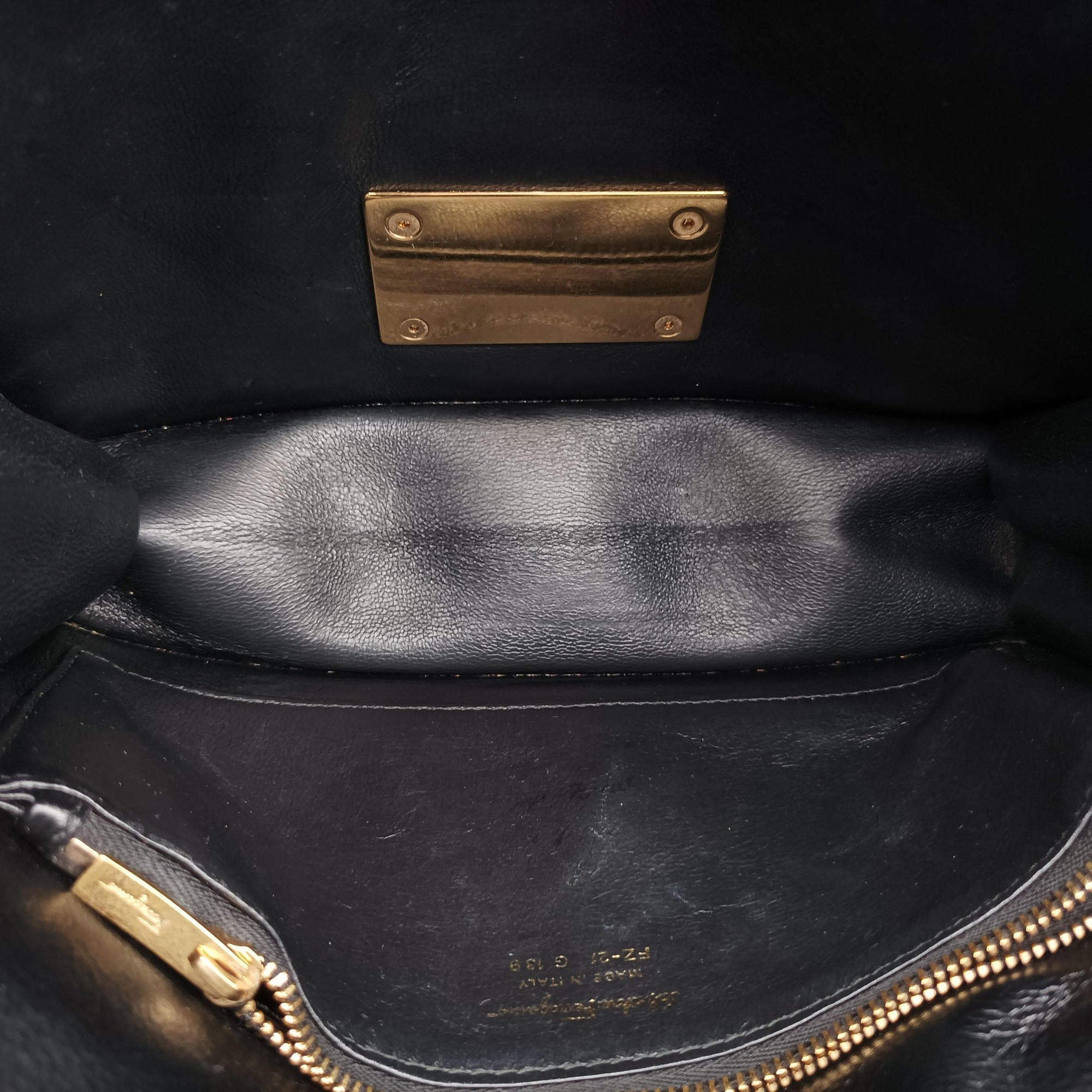 Pre-owned Ferragamo Gancini Black Leather×Suede  shoulderbag | stylenewstar