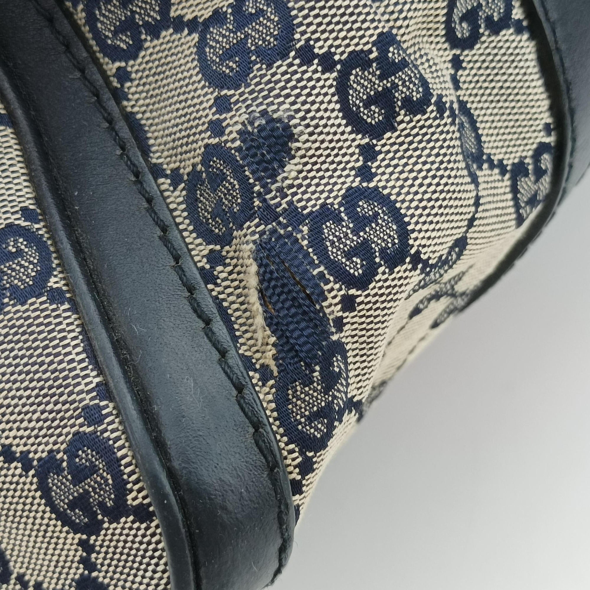 Pre-owned Gucci Sherry Line Navy×red×beige canvas×leather 247205 shoulderbag | stylenewstar