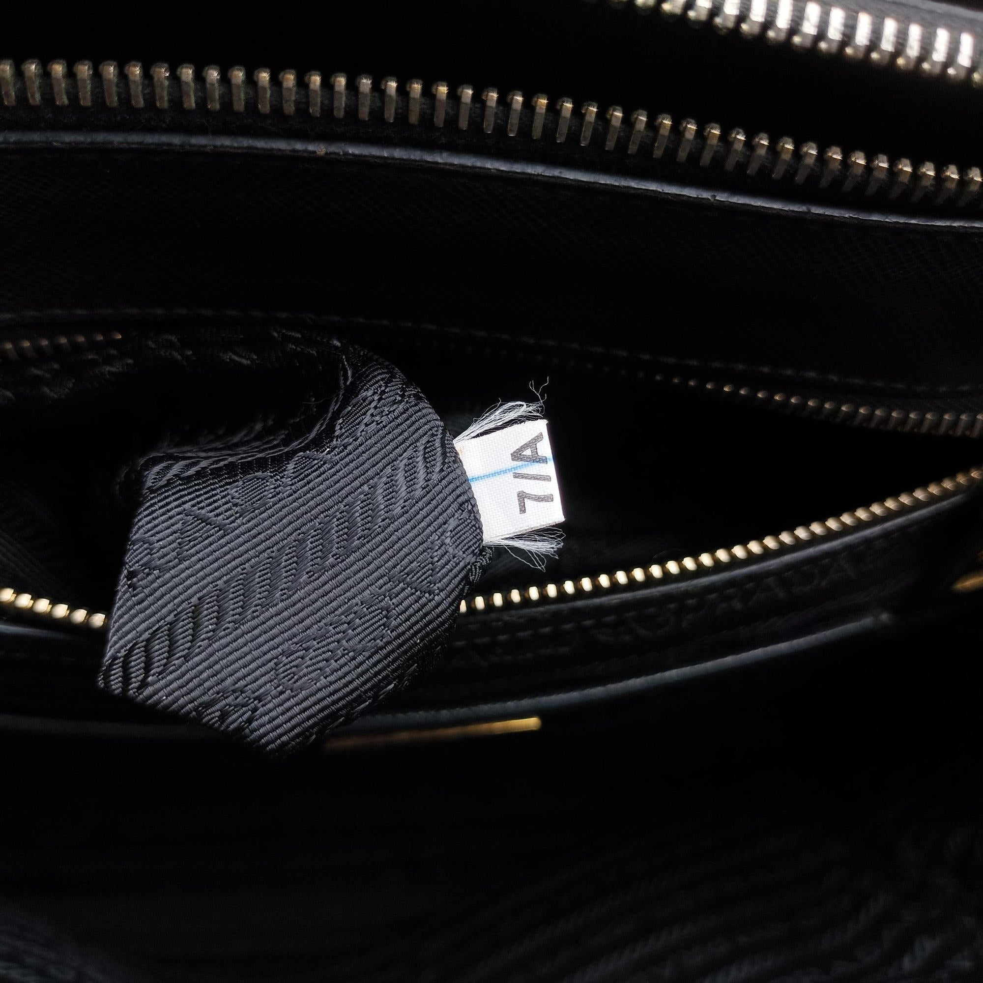 Pre-owned Prada Galleria Black SAFFIANO Leather BN2274 handbag | stylenewstar