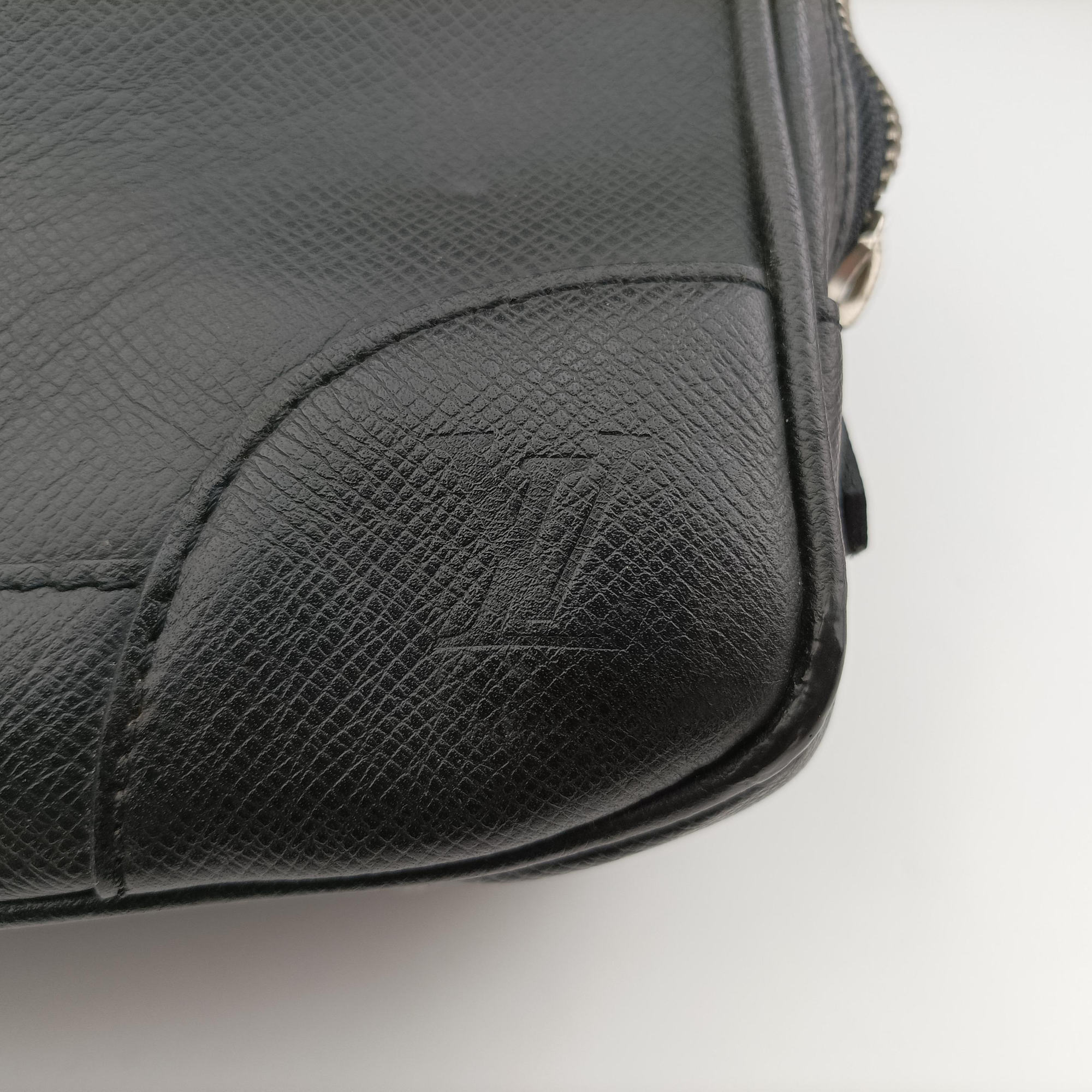 Pre-owned Louis Vuitton IGOR Ardoise Taiga M31172 handbag | stylenewstar