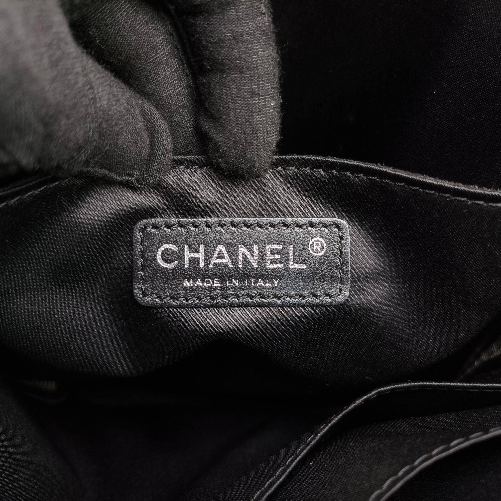 Pre-owned Chanel Matelasse Black Leather  shoulderbag | stylenewstar
