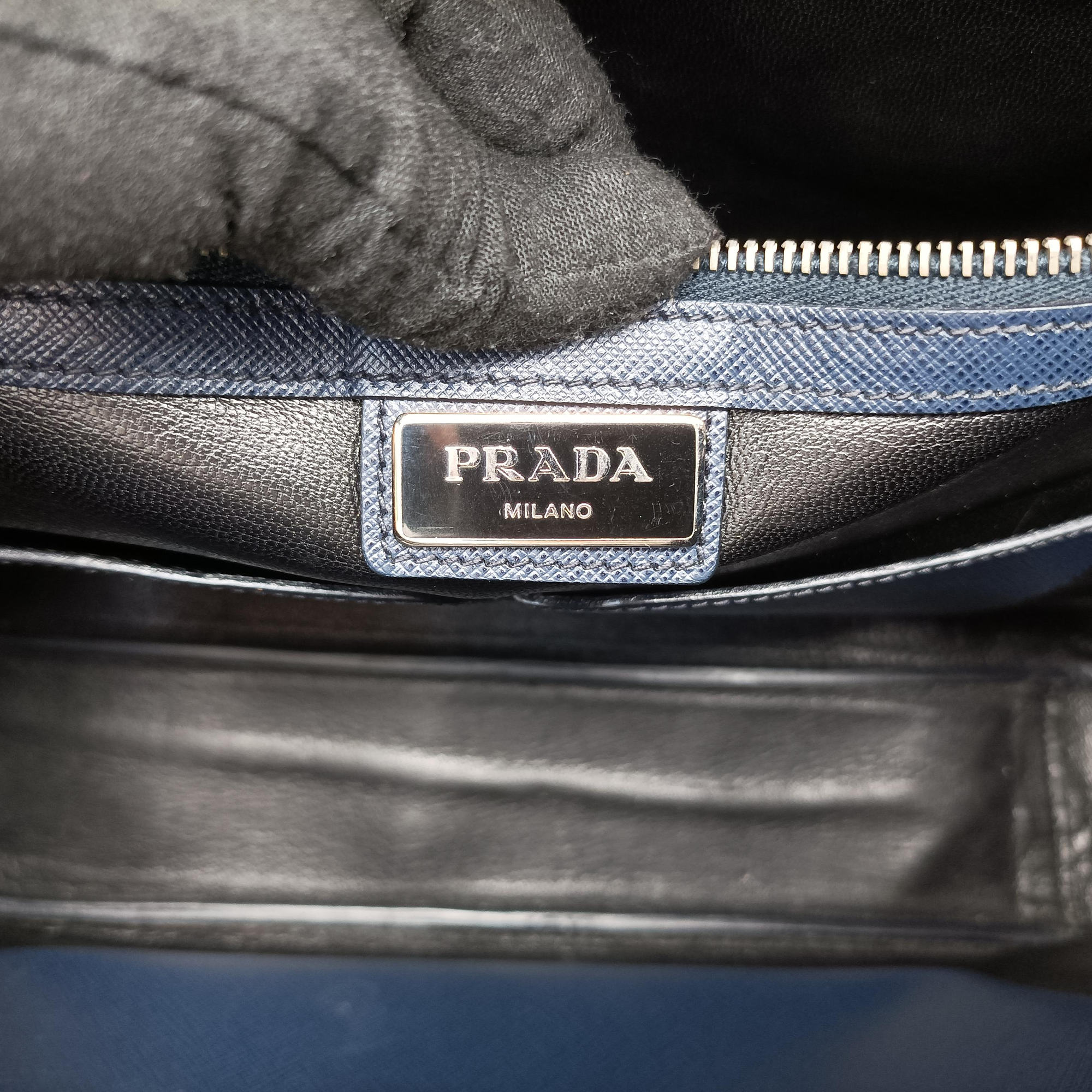 Secondhand Prada Triangle Logo Plate Navy Saffiano Leather  shoulderbag | stylenewstar