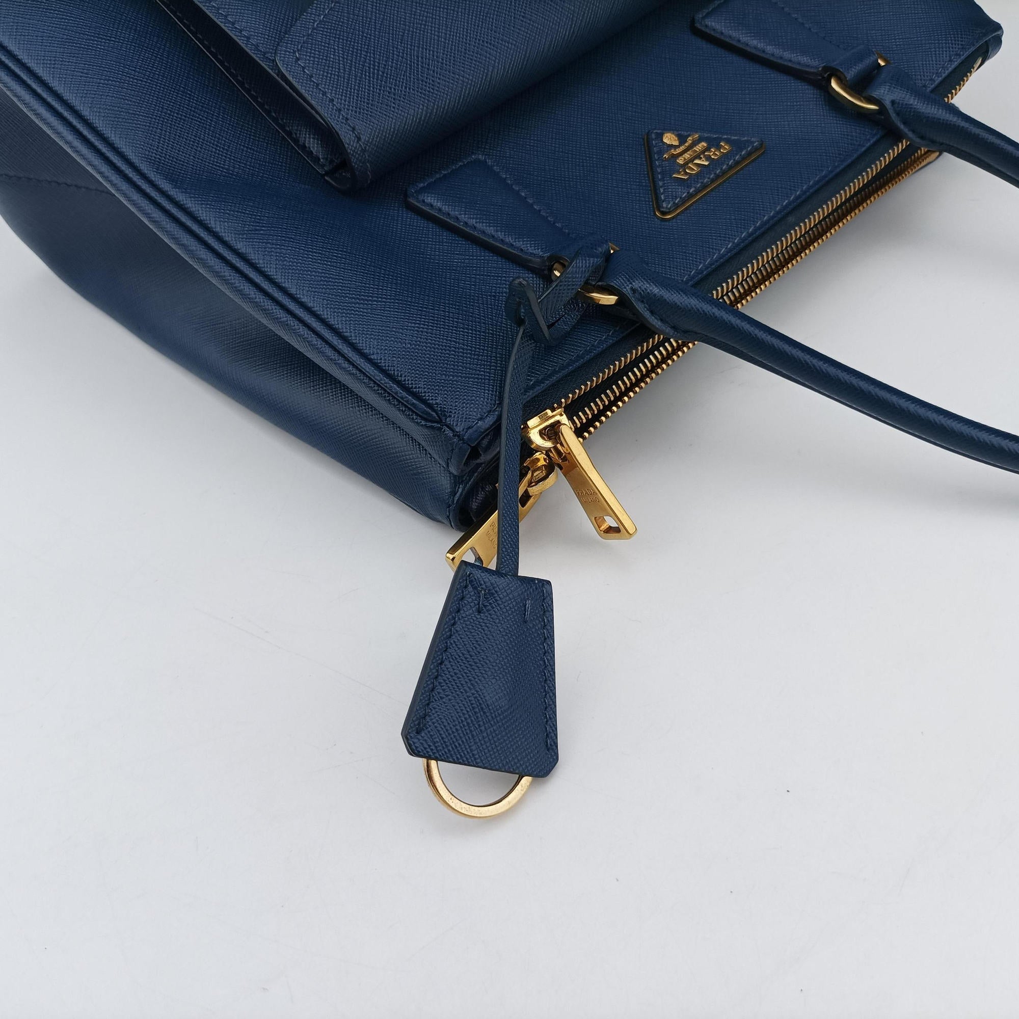 Pre-owned Prada Bi-Color Zip Front Pocket Blue SAFFIANO Leather BN2674 handbag | stylenewstar