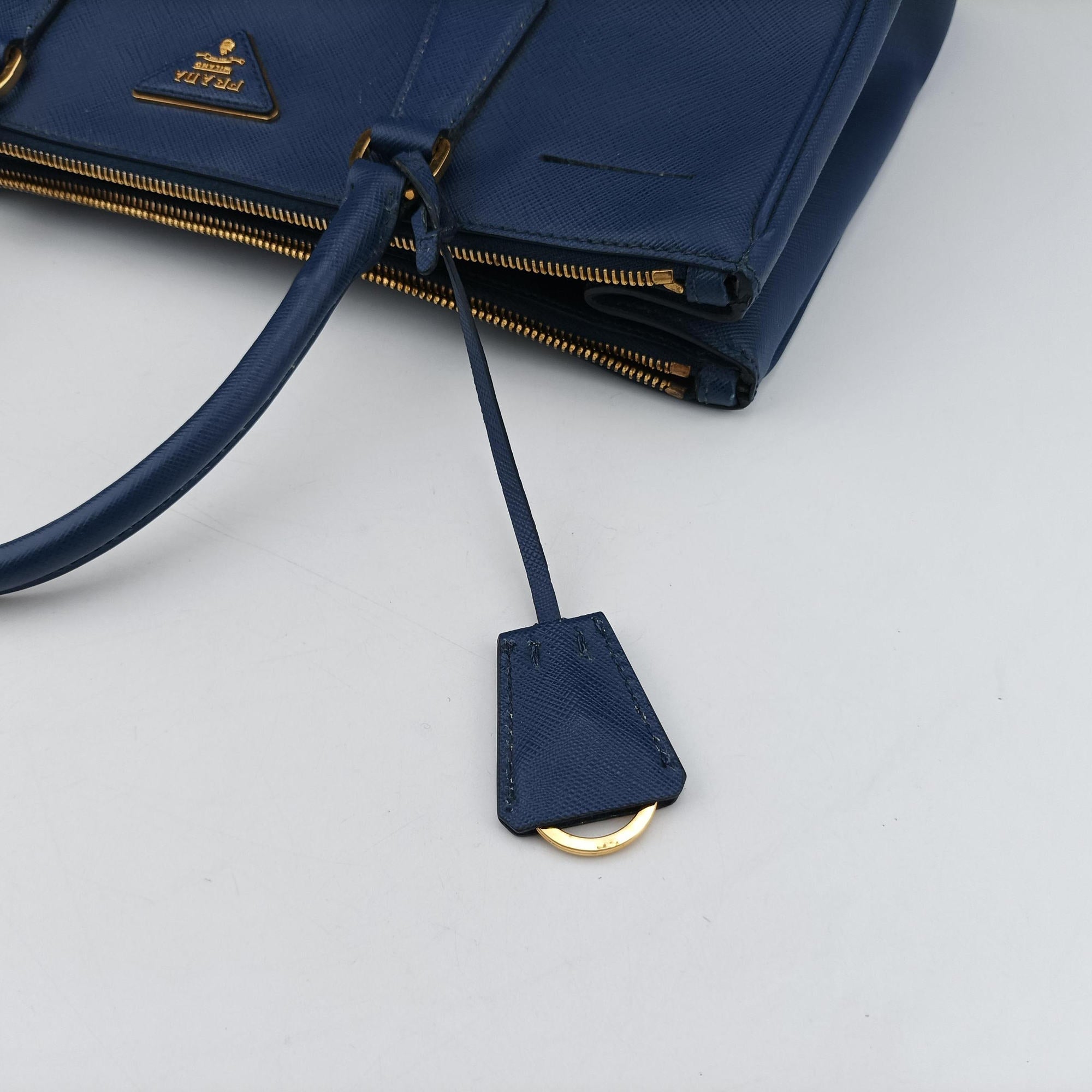 Vintage Prada Galleria Blue SAFFIANO Leather BN1786 handbag | stylenewstar