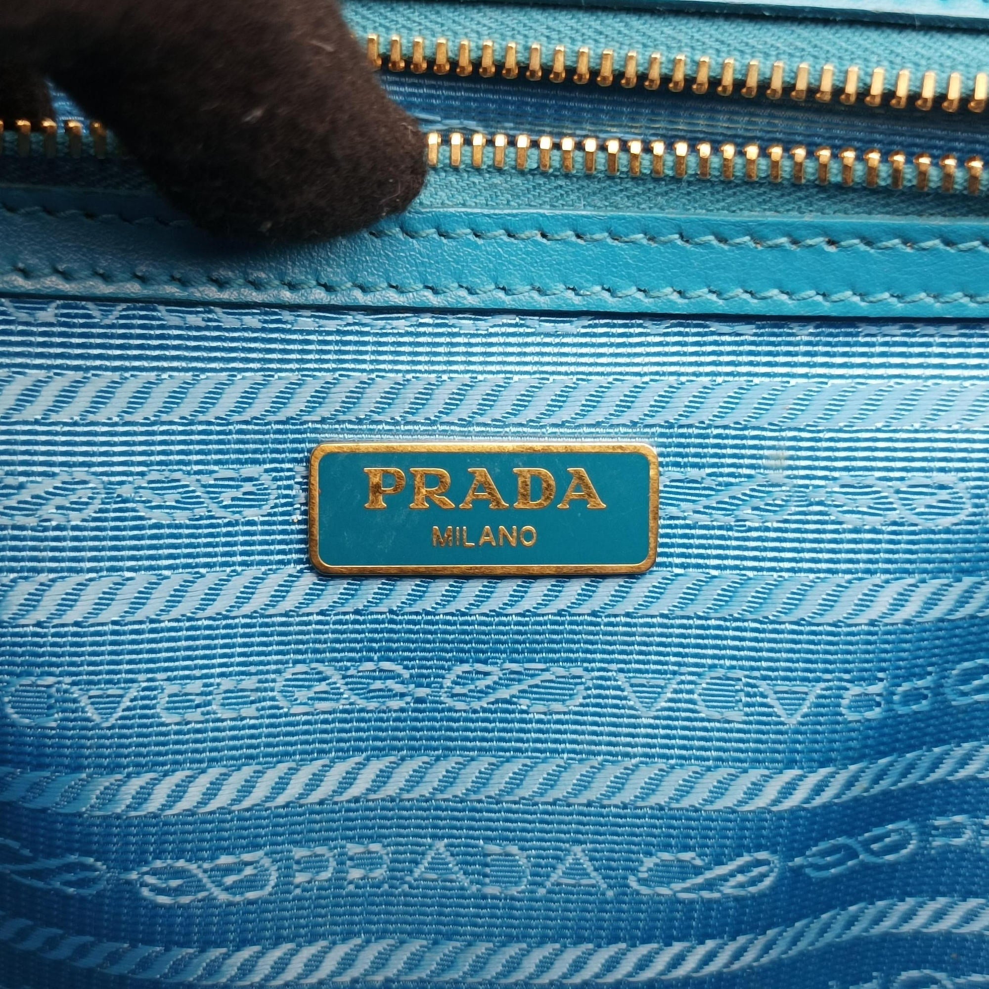 Vintage Prada Turn lock Chevron Impunture Autre Cuir Blue Leather  shoulderbag | stylenewstar