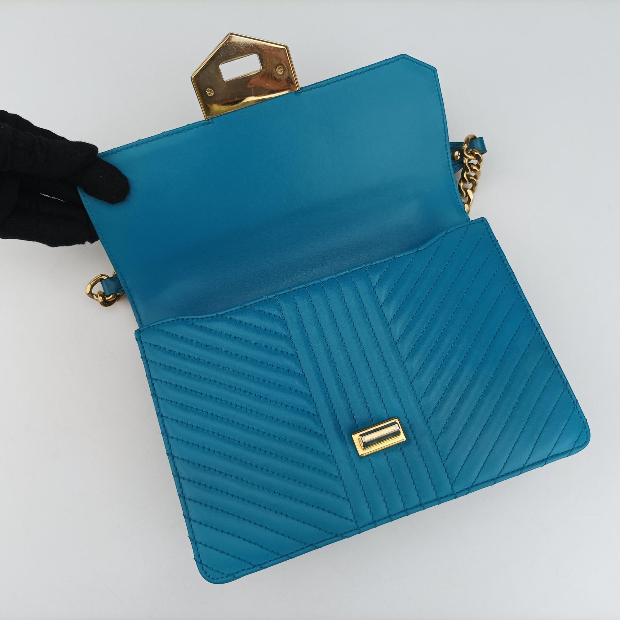 Vintage Prada Turn lock Chevron Impunture Autre Cuir Blue Leather  shoulderbag | stylenewstar