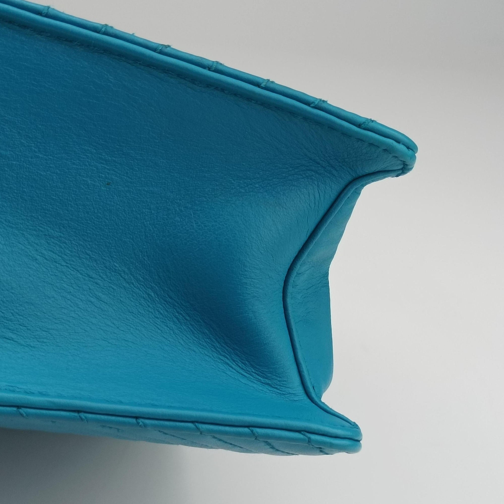 Vintage Prada Turn lock Chevron Impunture Autre Cuir Blue Leather  shoulderbag | stylenewstar