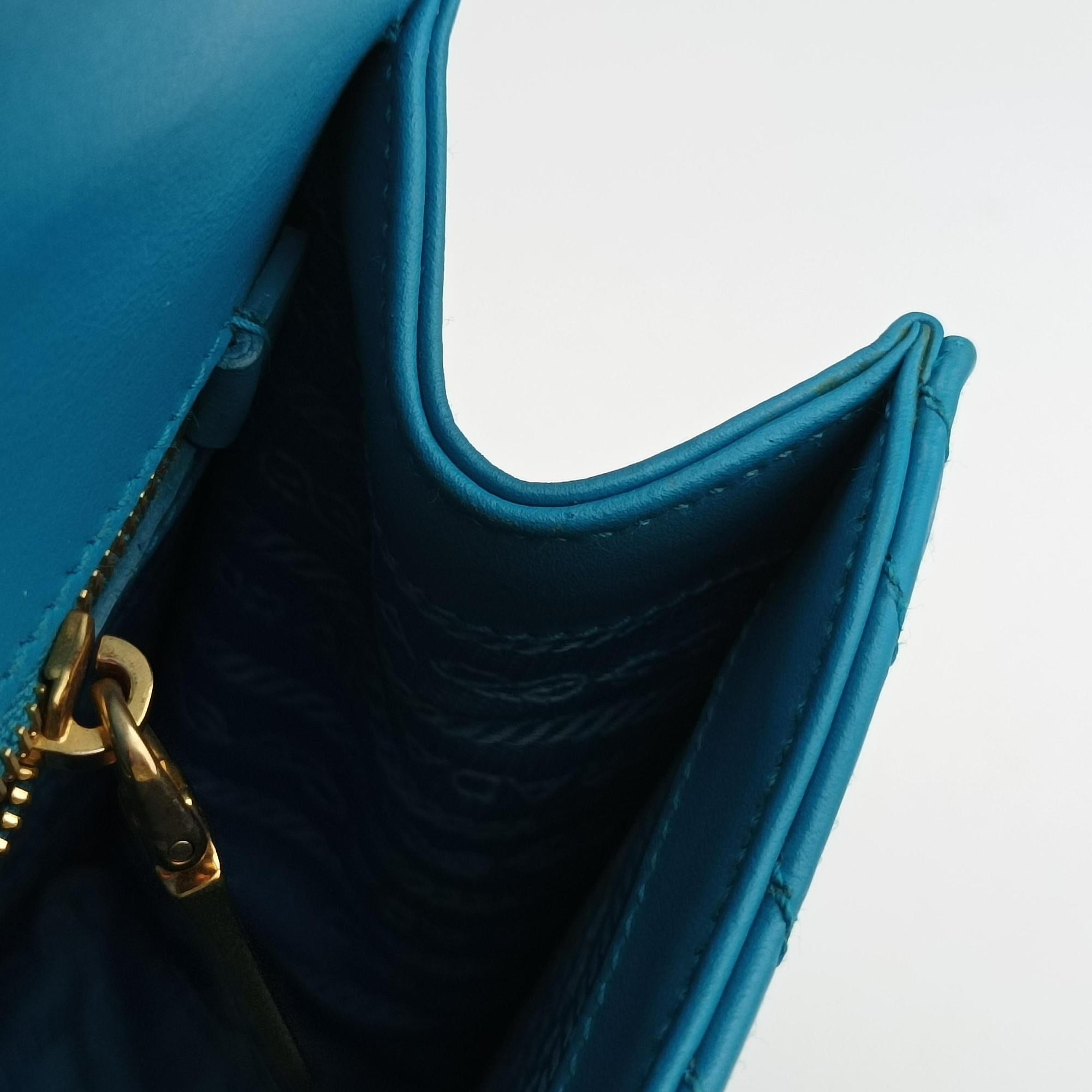 Vintage Prada Turn lock Chevron Impunture Autre Cuir Blue Leather  shoulderbag | stylenewstar
