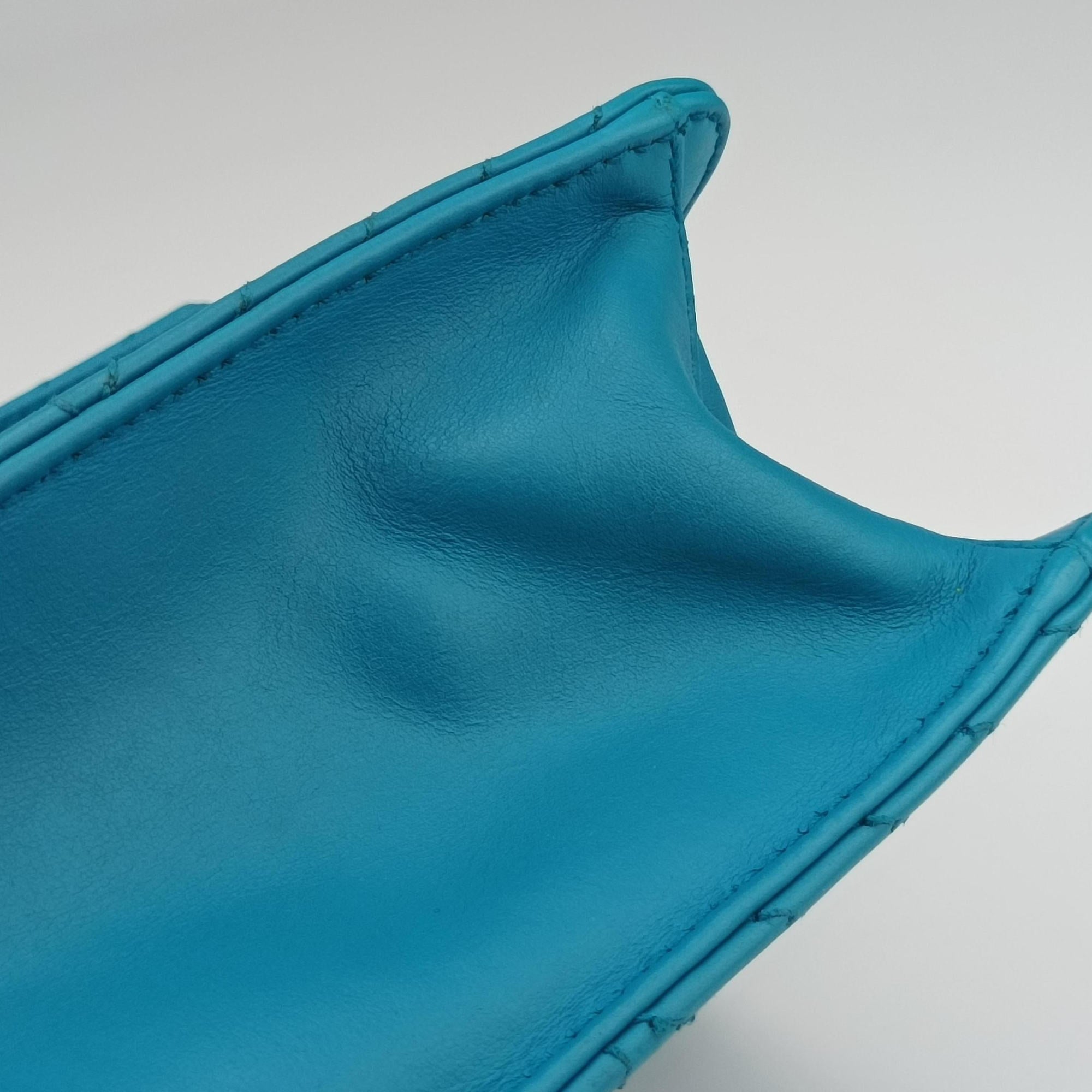 Vintage Prada Turn lock Chevron Impunture Autre Cuir Blue Leather  shoulderbag | stylenewstar