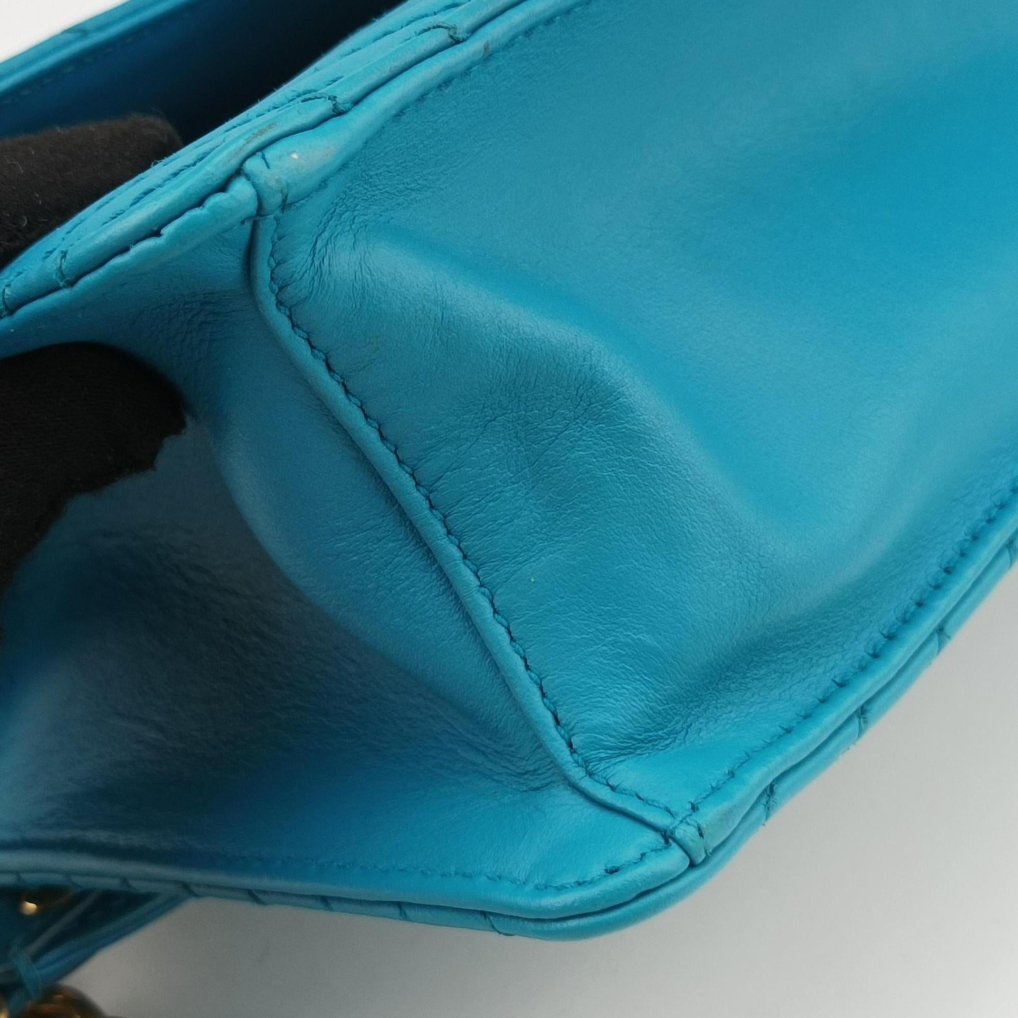 Vintage Prada Turn lock Chevron Impunture Autre Cuir Blue Leather  shoulderbag | stylenewstar
