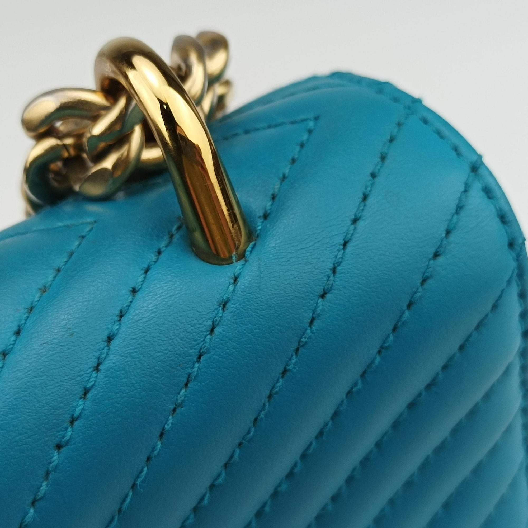Vintage Prada Turn lock Chevron Impunture Autre Cuir Blue Leather  shoulderbag | stylenewstar