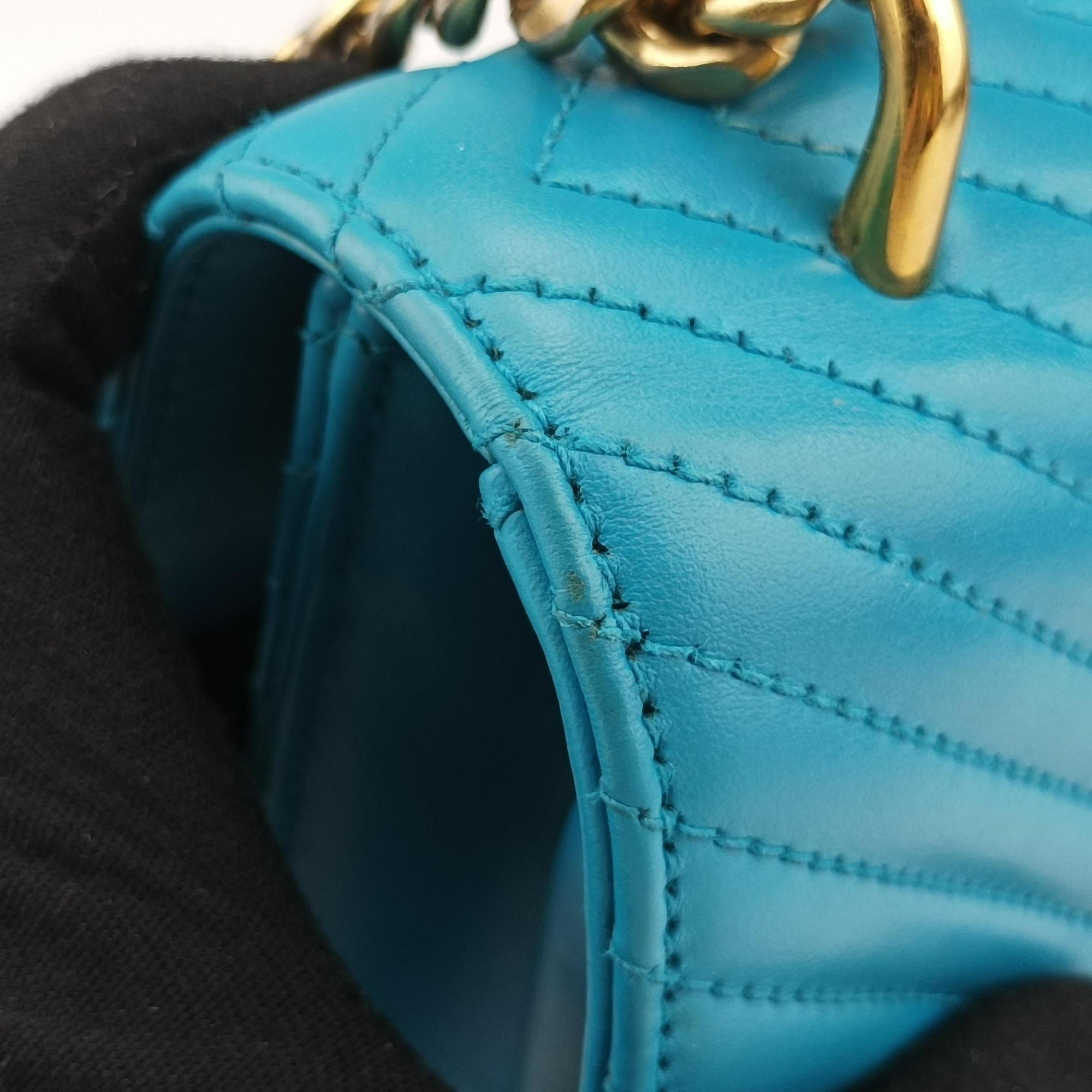 Vintage Prada Turn lock Chevron Impunture Autre Cuir Blue Leather  shoulderbag | stylenewstar