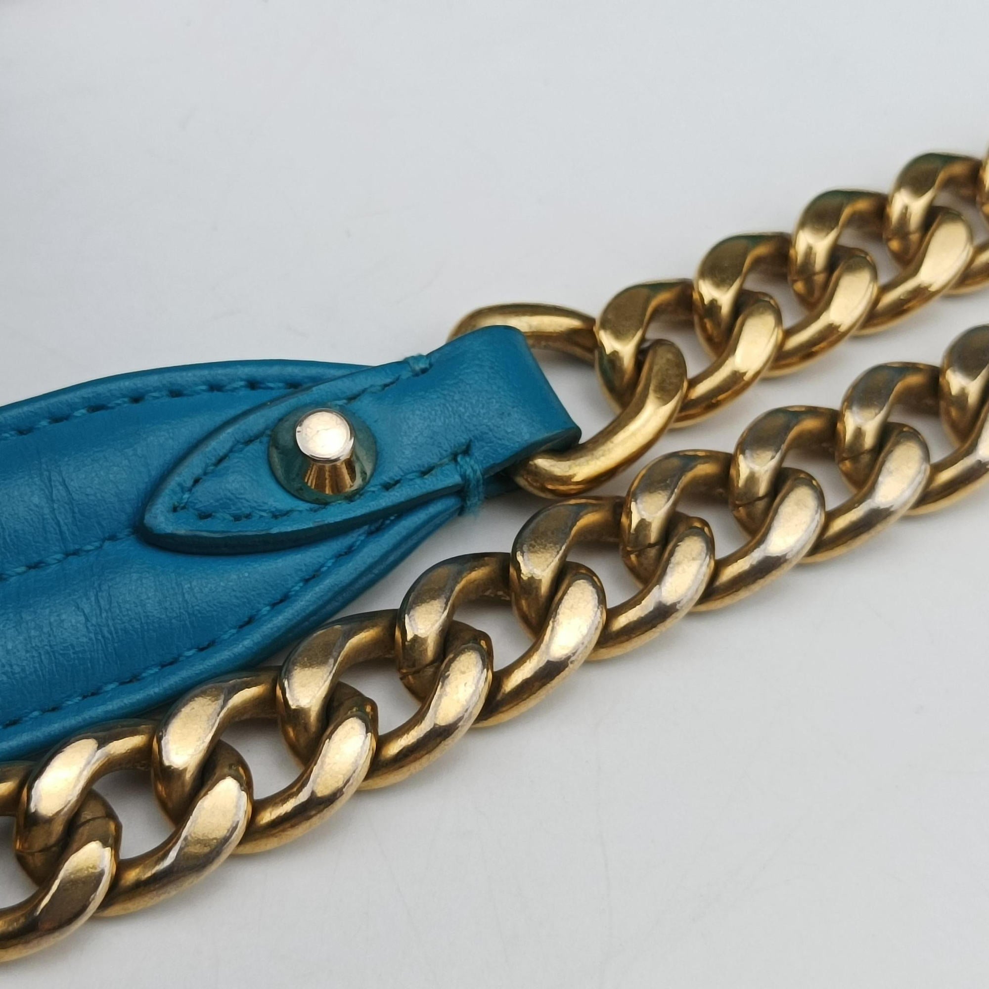 Vintage Prada Turn lock Chevron Impunture Autre Cuir Blue Leather  shoulderbag | stylenewstar