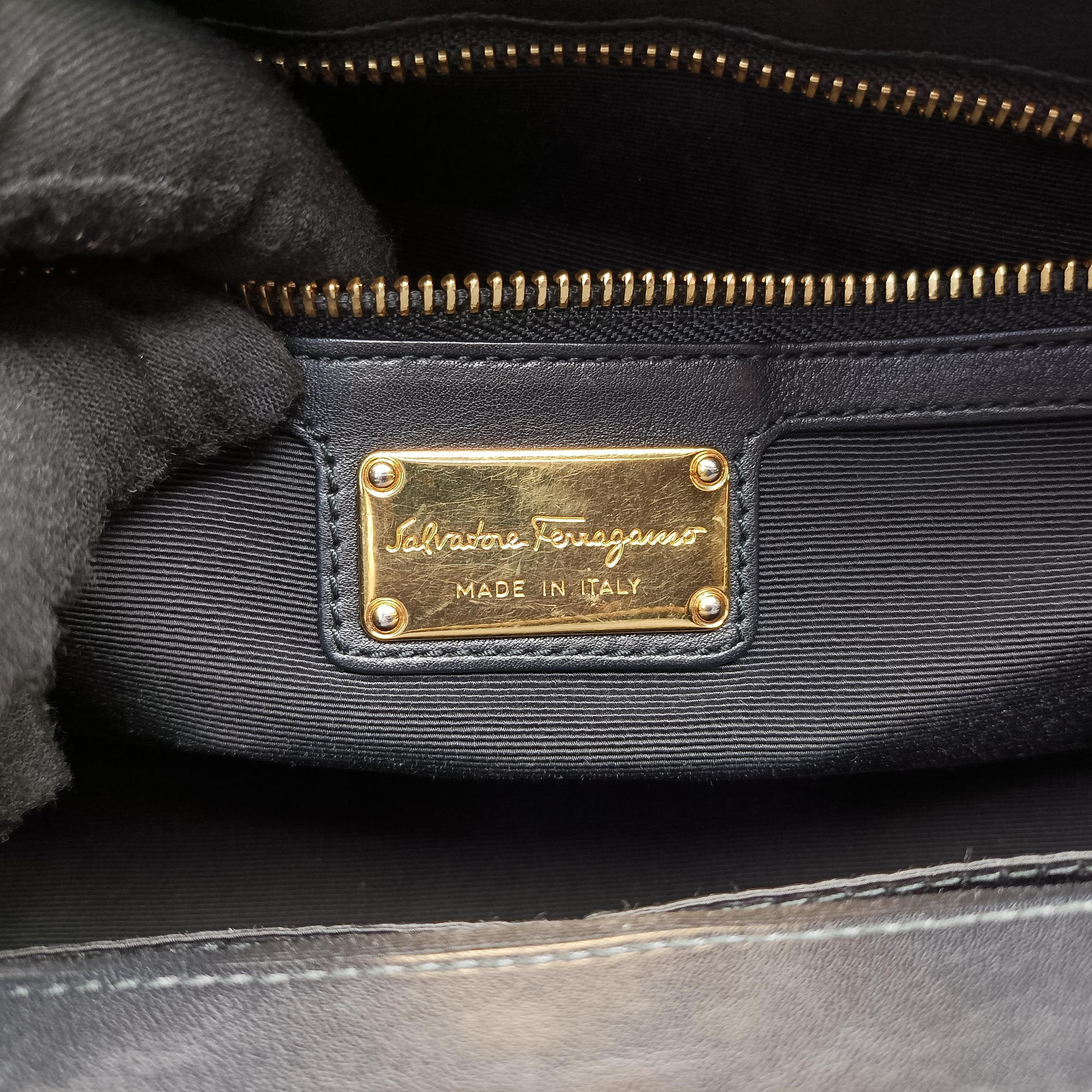 Pre-owned Ferragamo Gancini Black Leather  shoulderbag | stylenewstar