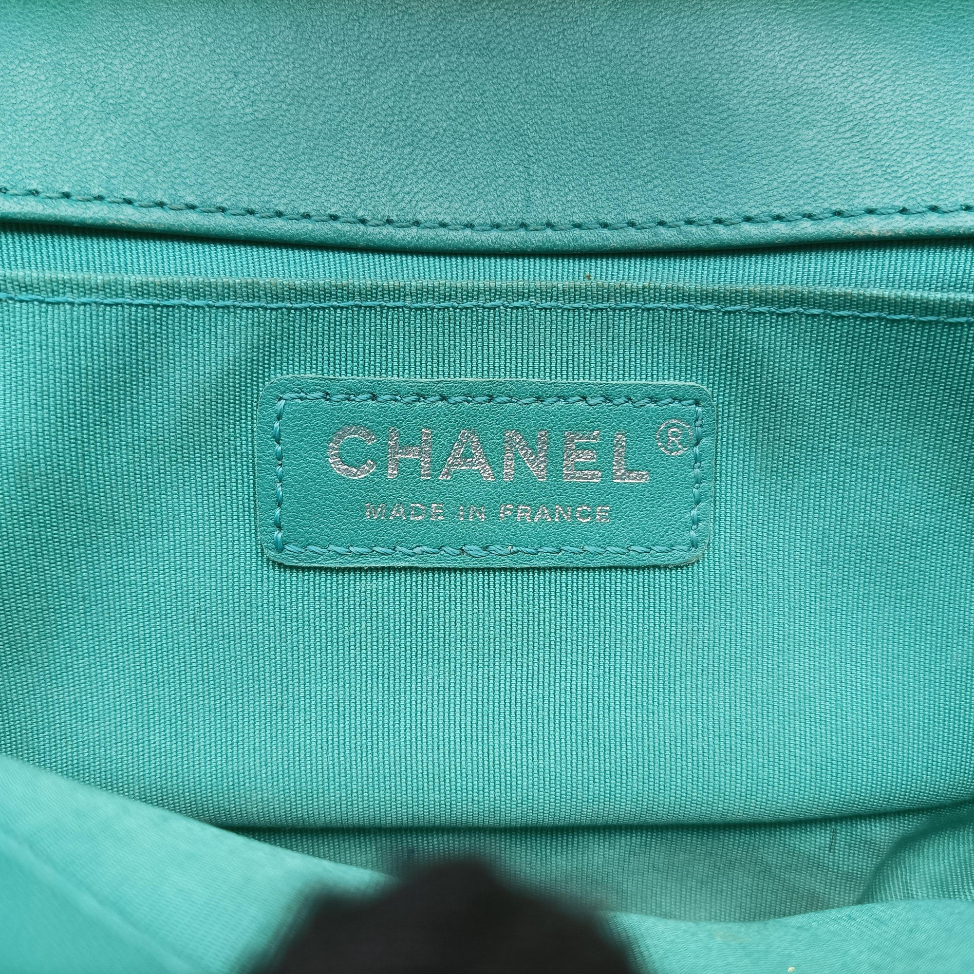 Vintage Chanel BOY CHANEL Green Leather A67085 shoulderbag | stylenewstar