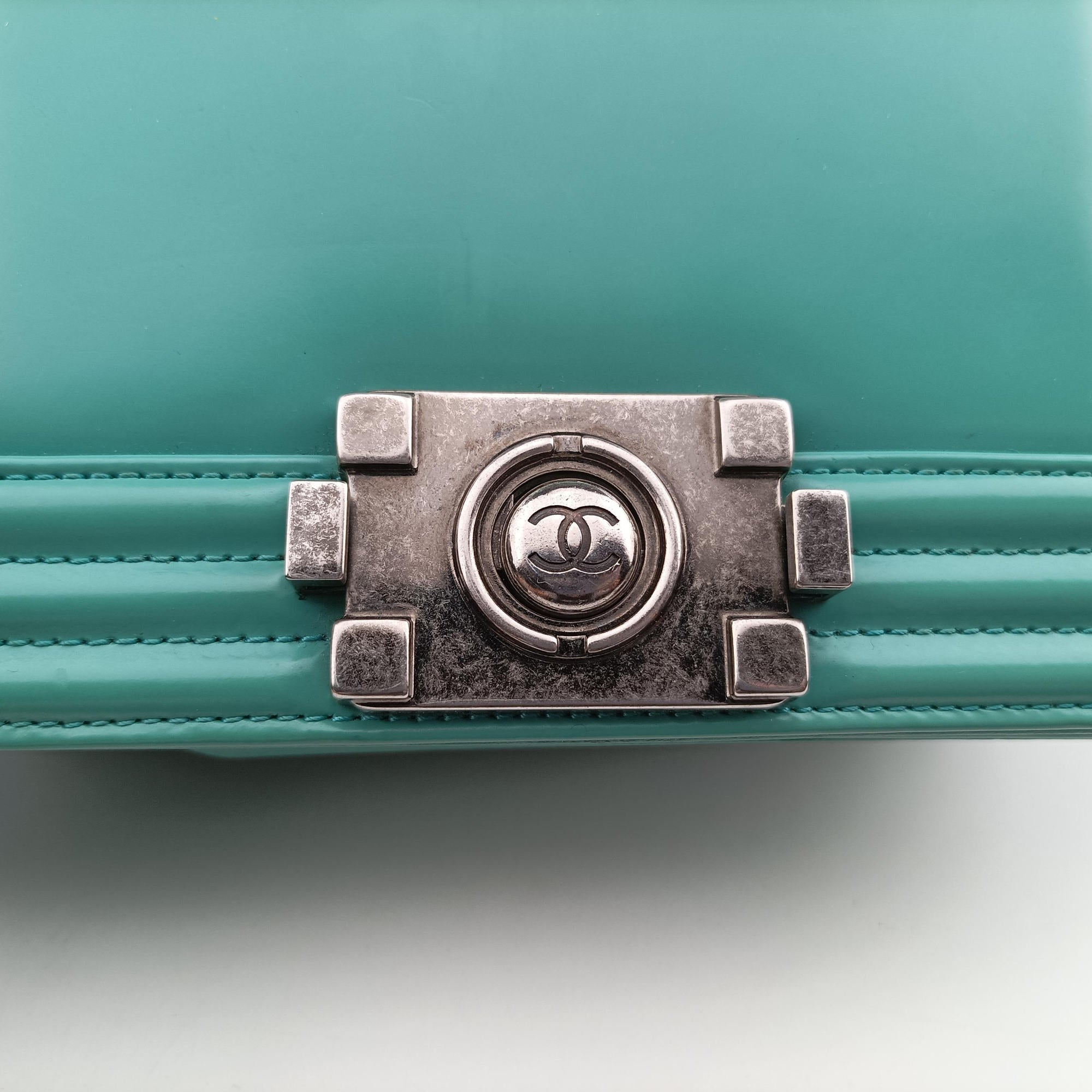 Vintage Chanel BOY CHANEL Green Leather A67085 shoulderbag | stylenewstar