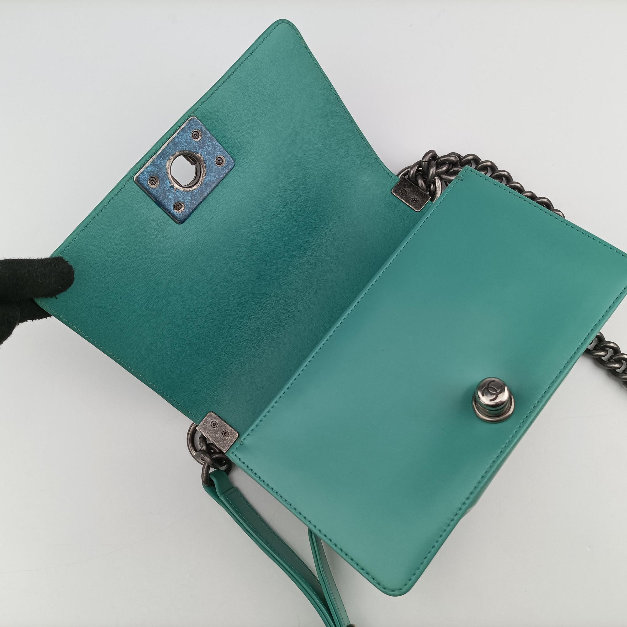 Vintage Chanel BOY CHANEL Green Leather A67085 shoulderbag | stylenewstar