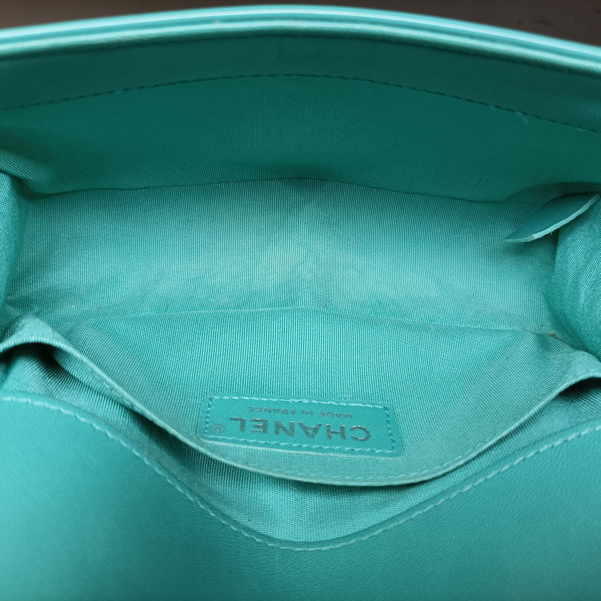 Vintage Chanel BOY CHANEL Green Leather A67085 shoulderbag | stylenewstar