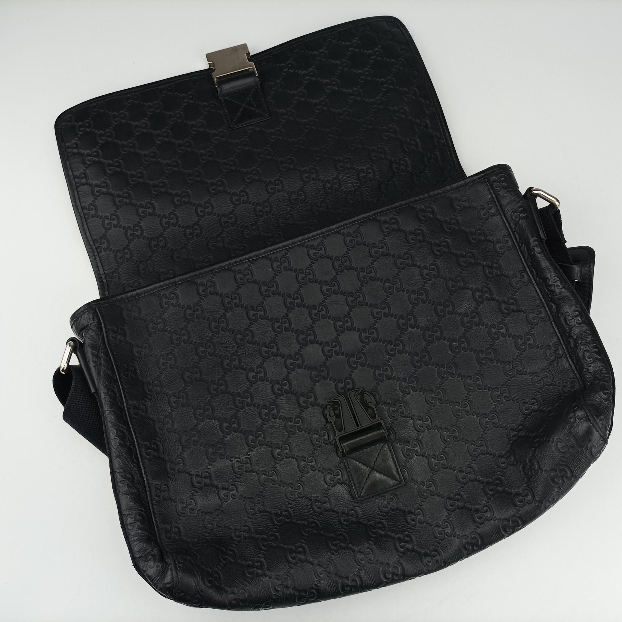 Pre-owned Gucci Guccissima Rubber Messenger Navy Leather 246067 shoulderbag | stylenewstar