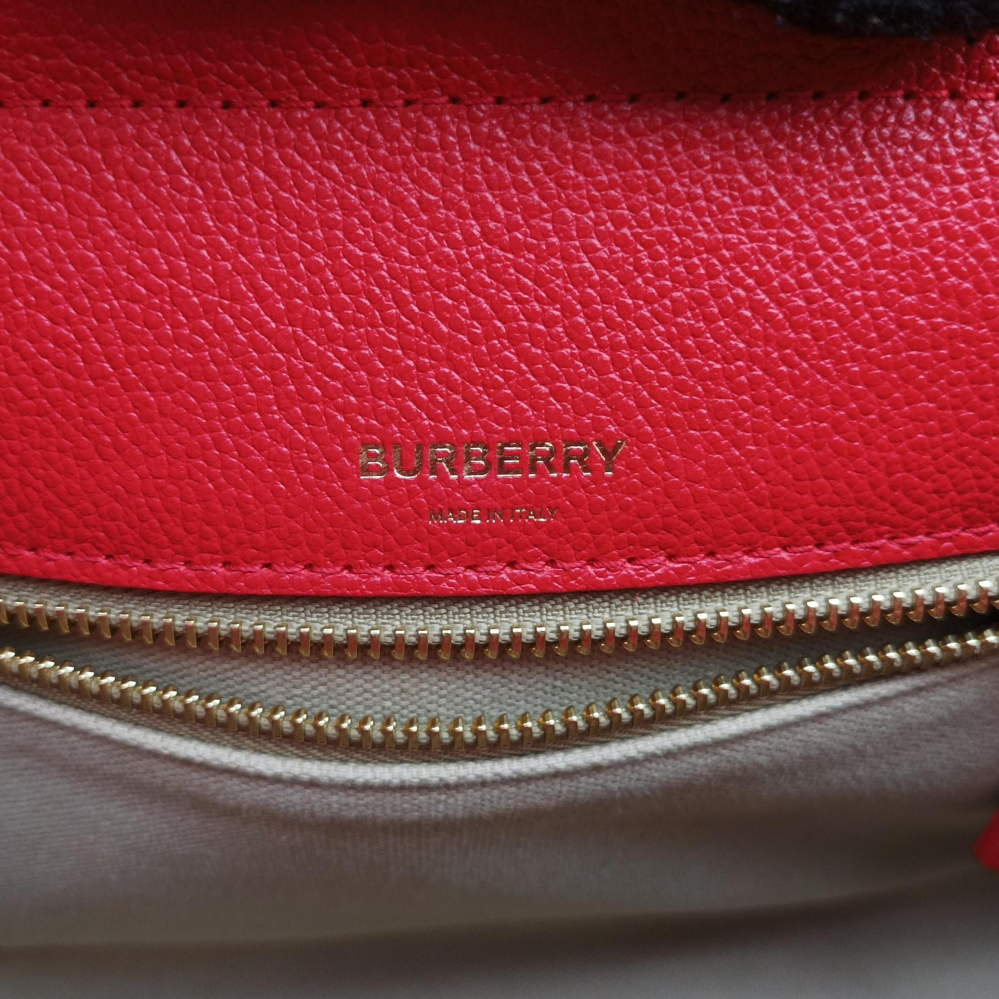 Pre-owned Burberry Title Red Leather  handbag | stylenewstar
