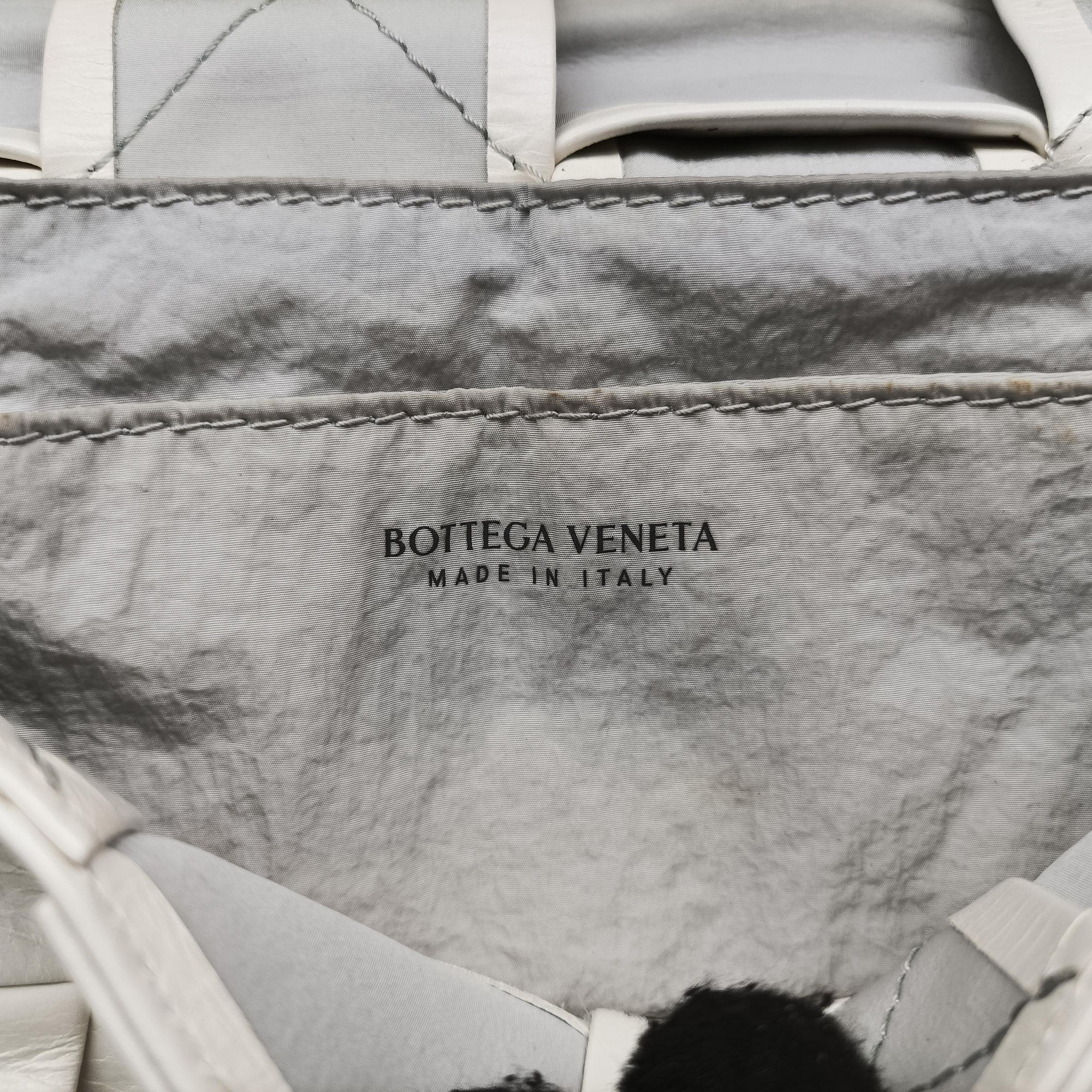 Pre-owned Bottega Veneta Padded CASSETTE White lambskin  shoulderbag | stylenewstar