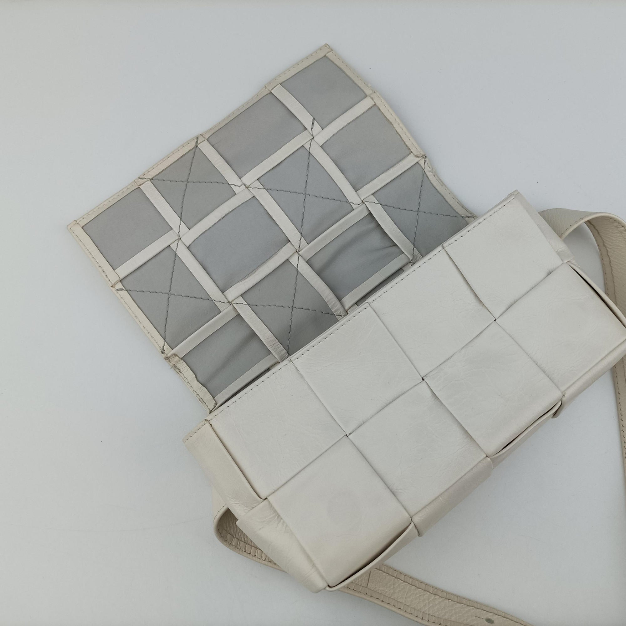 Pre-owned Bottega Veneta Padded CASSETTE White lambskin  shoulderbag | stylenewstar