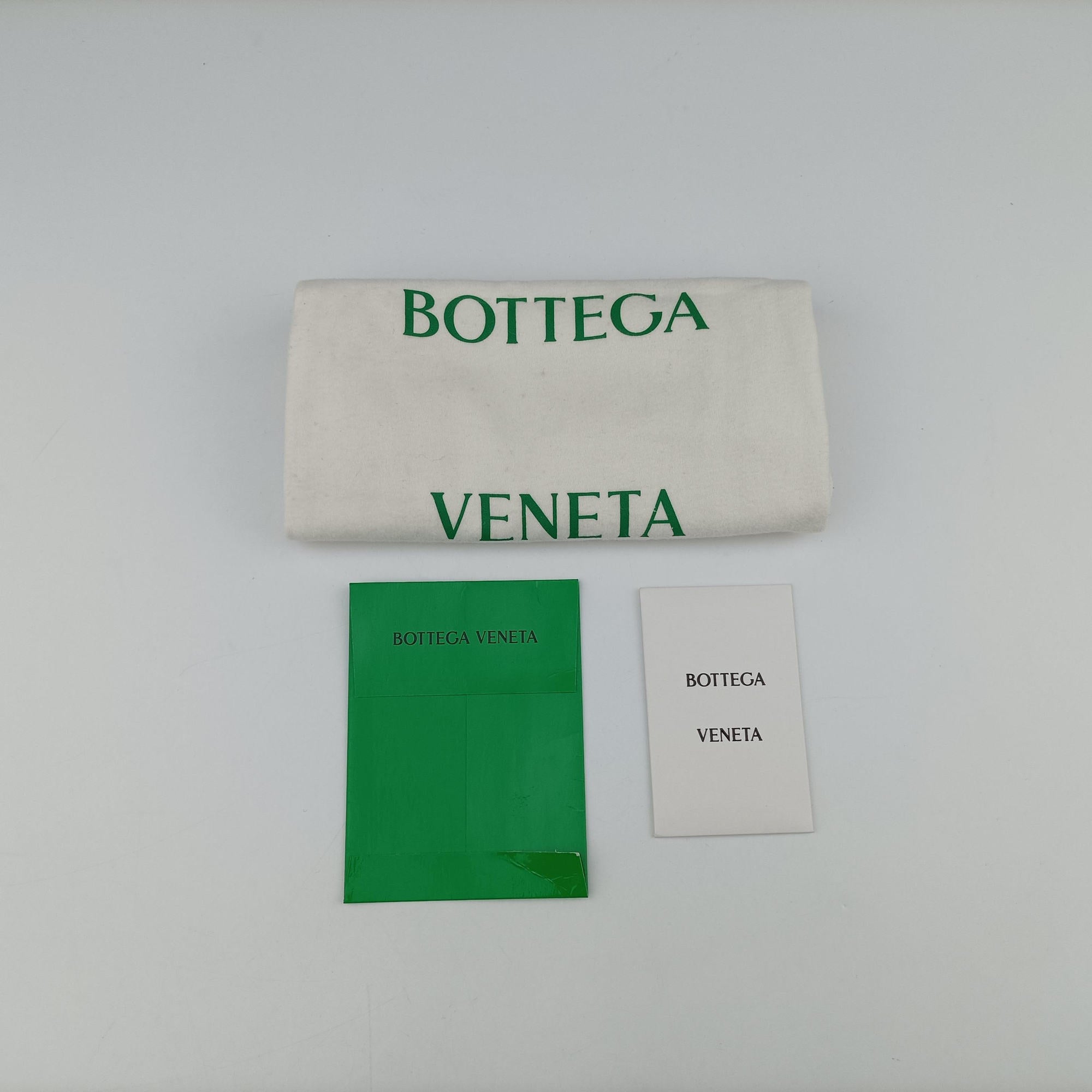 Pre-owned Bottega Veneta Padded CASSETTE White lambskin  shoulderbag | stylenewstar