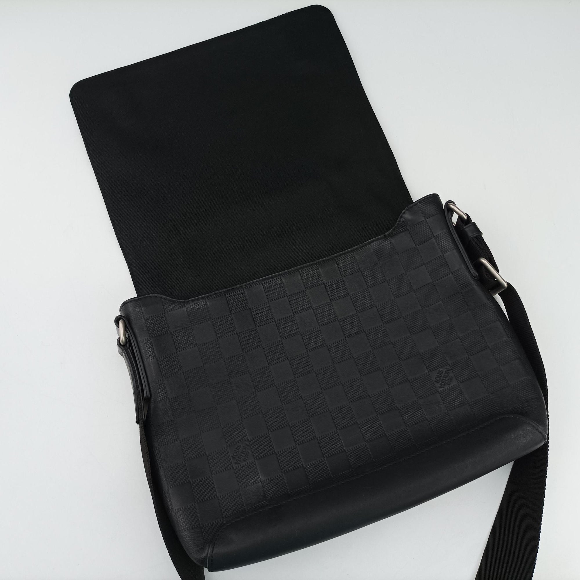 Vintage Louis Vuitton District PM Noir Damier Infini Leather N41033 shoulderbag | stylenewstar