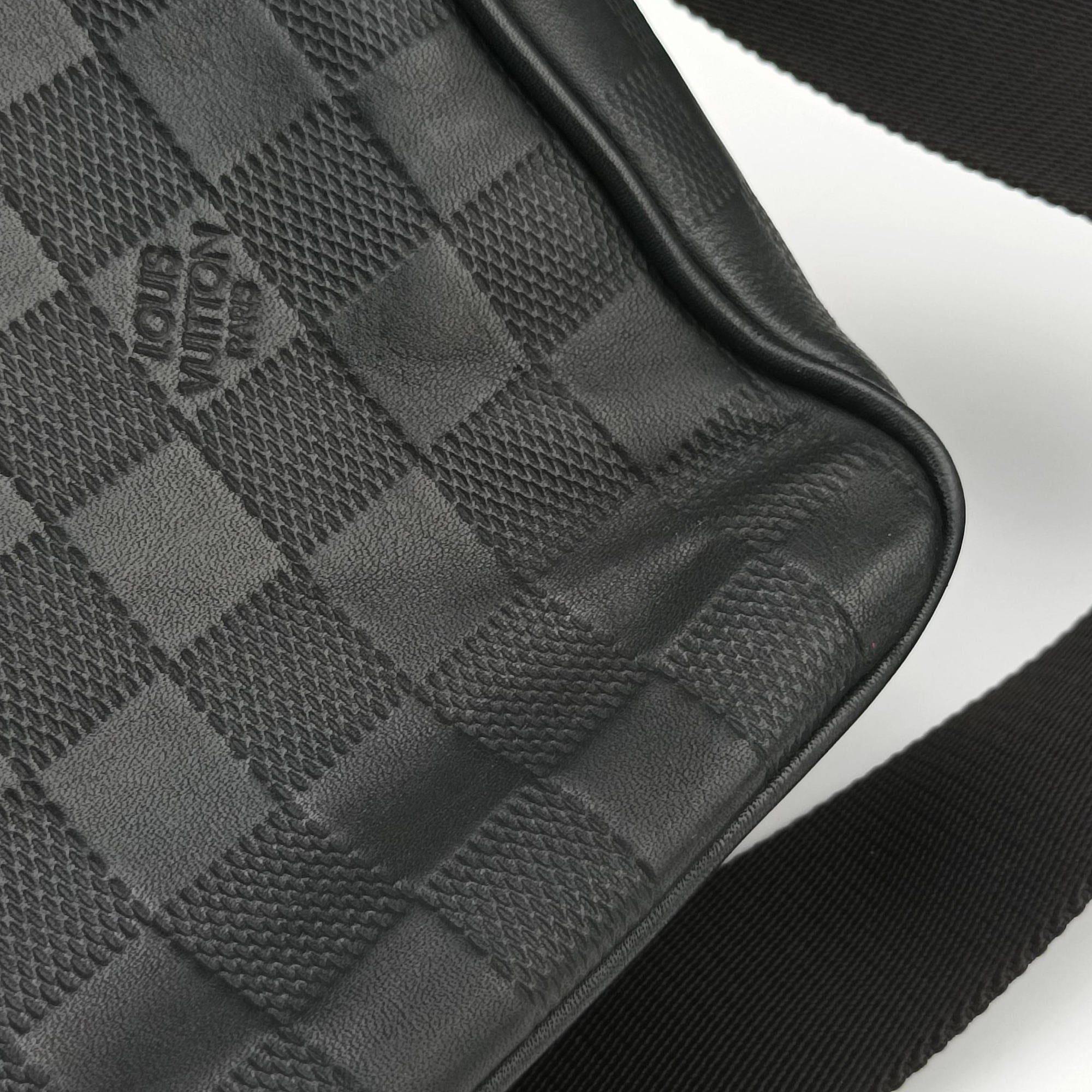 Vintage Louis Vuitton District PM Noir Damier Infini Leather N41033 shoulderbag | stylenewstar