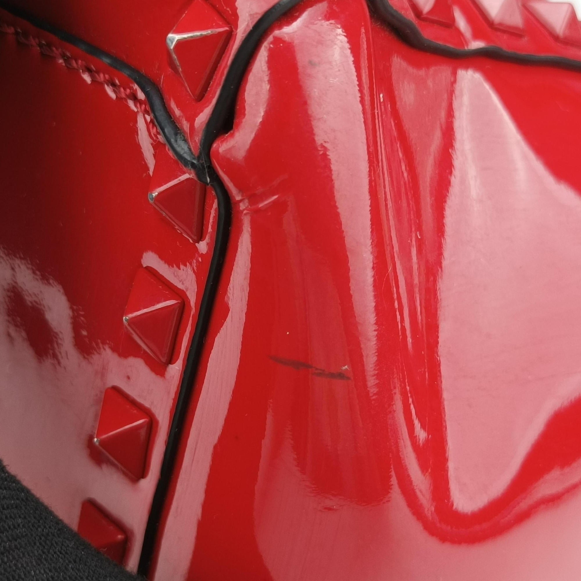 Pre-owned Valentino Rockstud Red Patent Leather  shoulderbag | stylenewstar