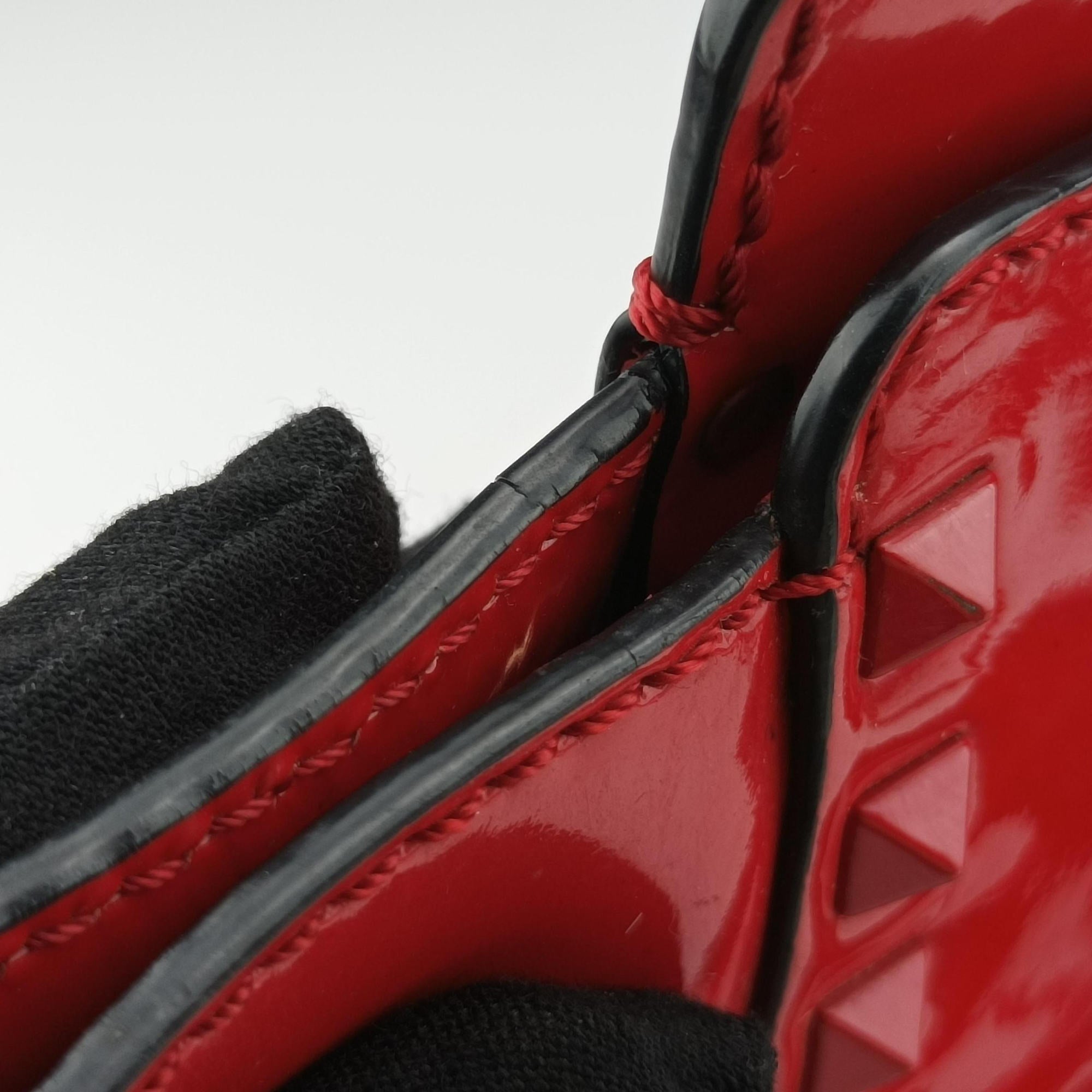 Pre-owned Valentino Rockstud Red Patent Leather  shoulderbag | stylenewstar