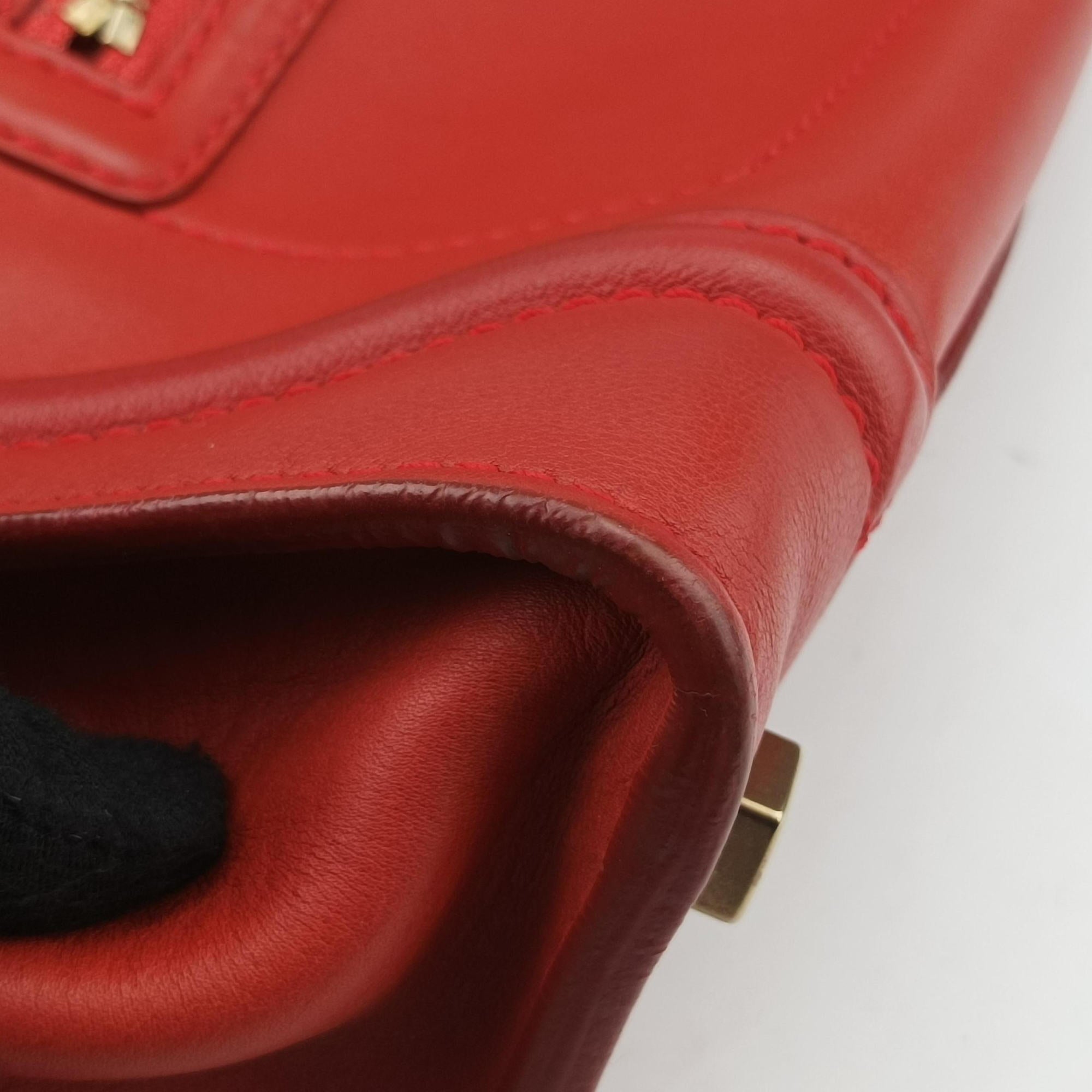Secondhand Celine Luggage Micro shopper Red Leather  handbag | stylenewstar