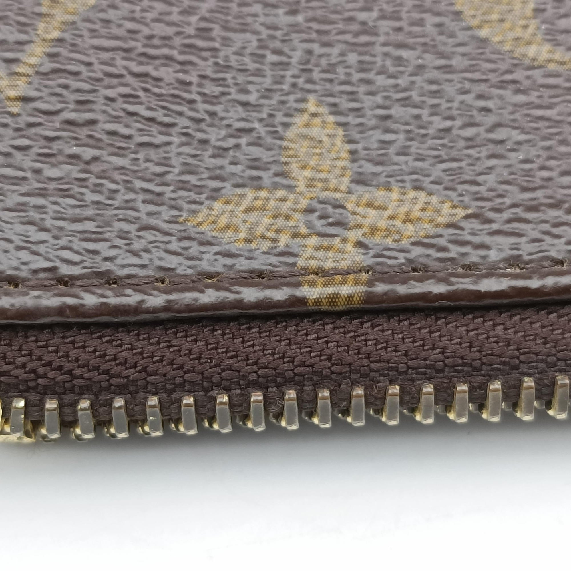 Pre-owned Louis Vuitton Pochette Mila MM brown Monogram Canvas M60094 handbag | stylenewstar