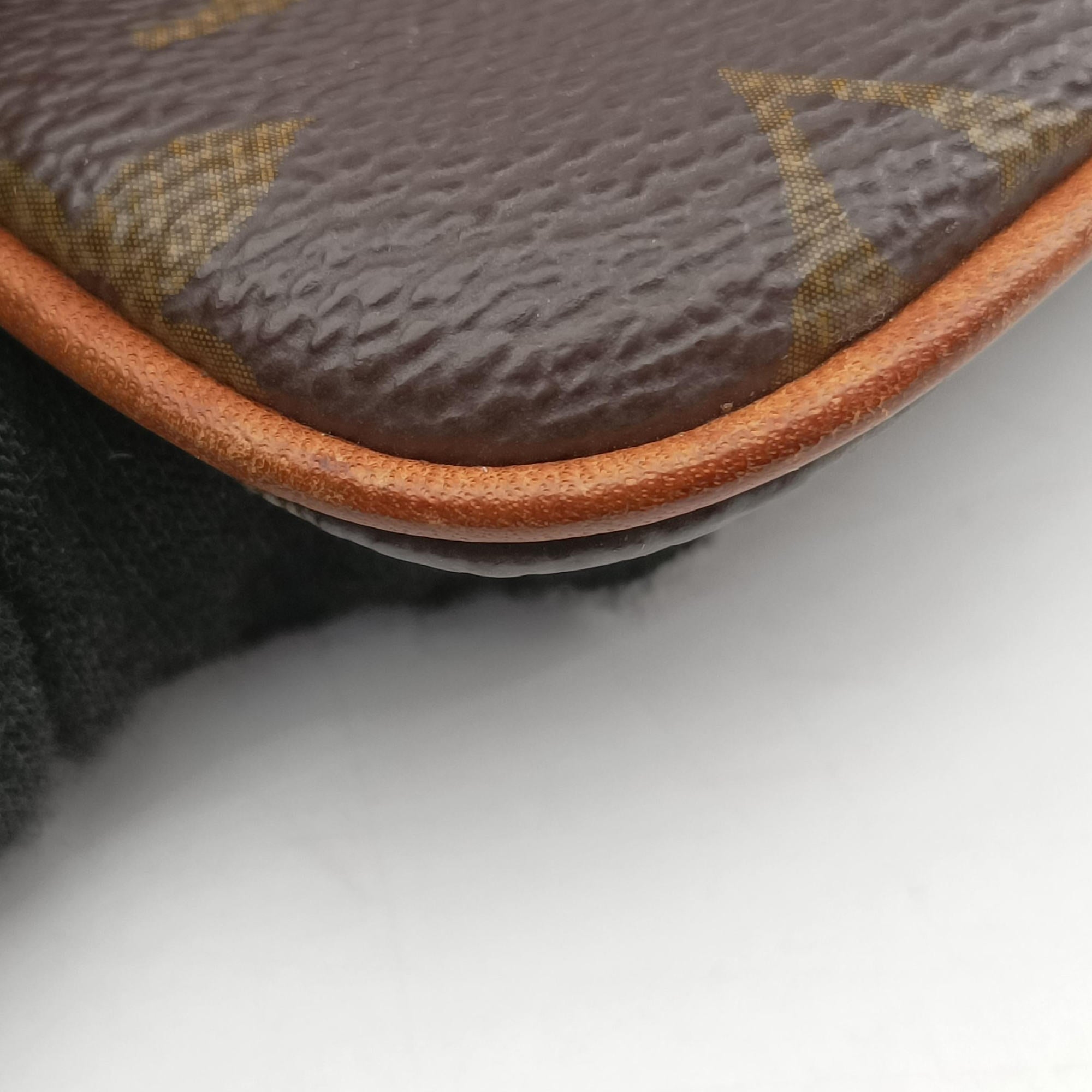 Pre-owned Louis Vuitton Pochette Mila MM brown Monogram Canvas M60094 handbag | stylenewstar