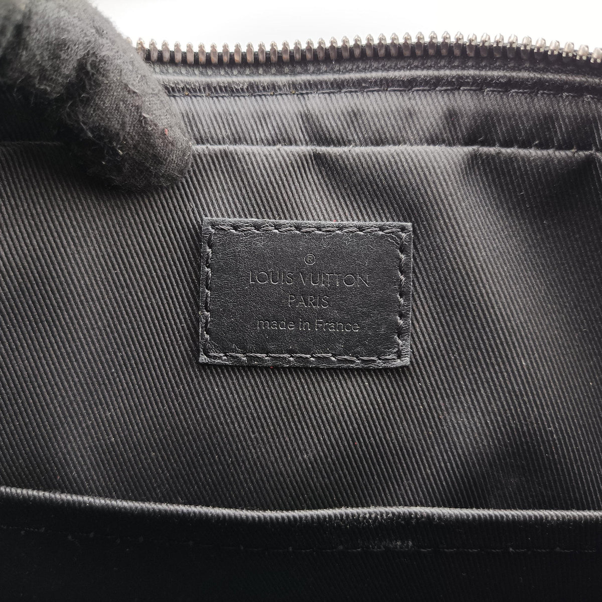 Secondhand Louis Vuitton Trio Messenger Gris Monogram Shadow M46603 shoulderbag | stylenewstar