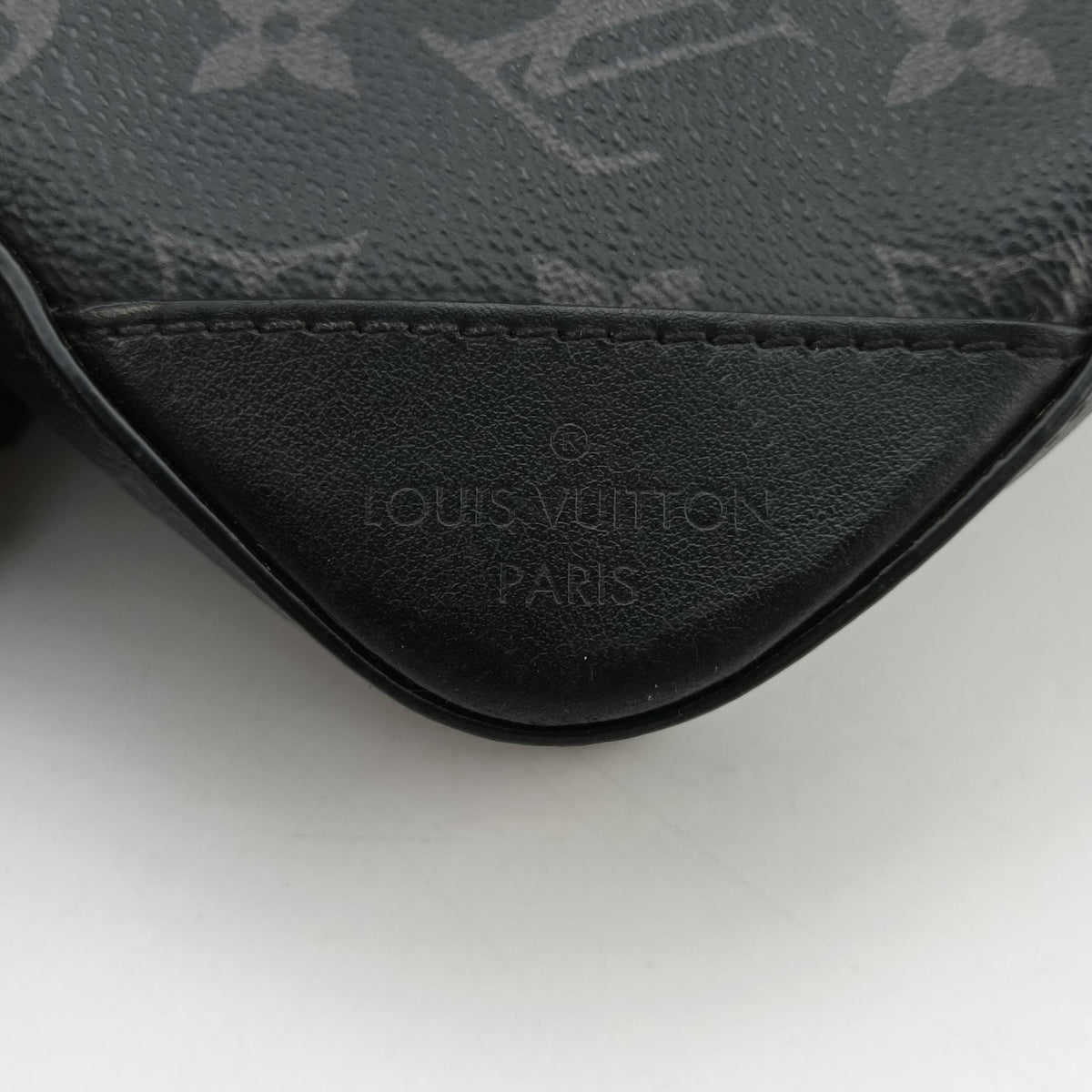 Secondhand Louis Vuitton Trio Messenger Gris Monogram Shadow M46603 shoulderbag | stylenewstar