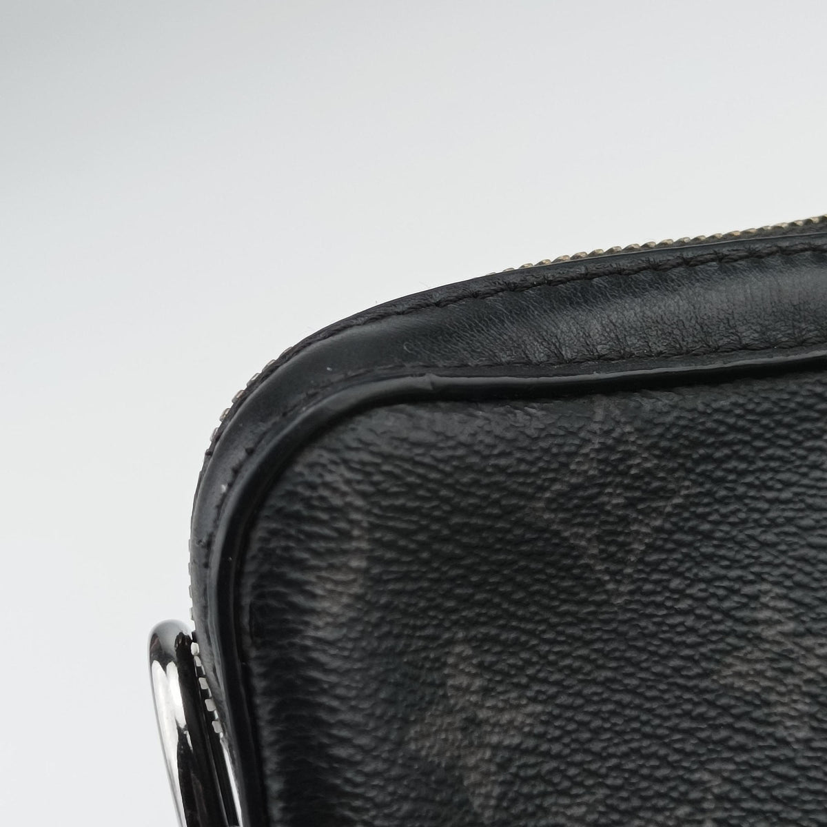 Secondhand Louis Vuitton Trio Messenger Gris Monogram Shadow M46603 shoulderbag | stylenewstar
