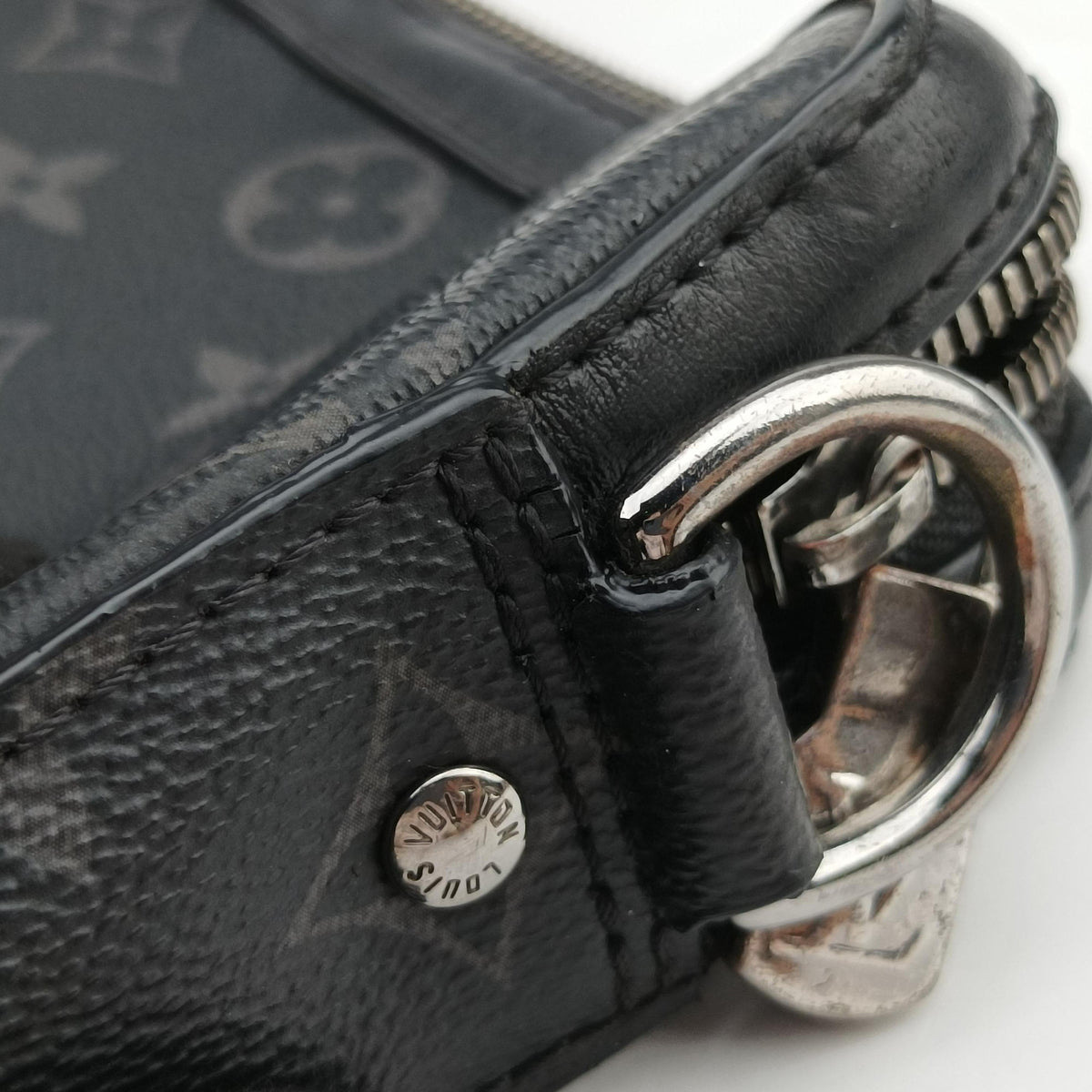 Secondhand Louis Vuitton Trio Messenger Gris Monogram Shadow M46603 shoulderbag | stylenewstar