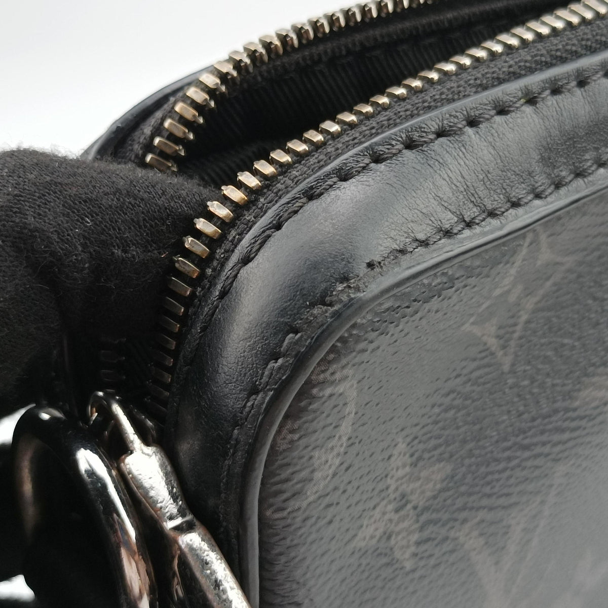 Secondhand Louis Vuitton Trio Messenger Gris Monogram Shadow M46603 shoulderbag | stylenewstar