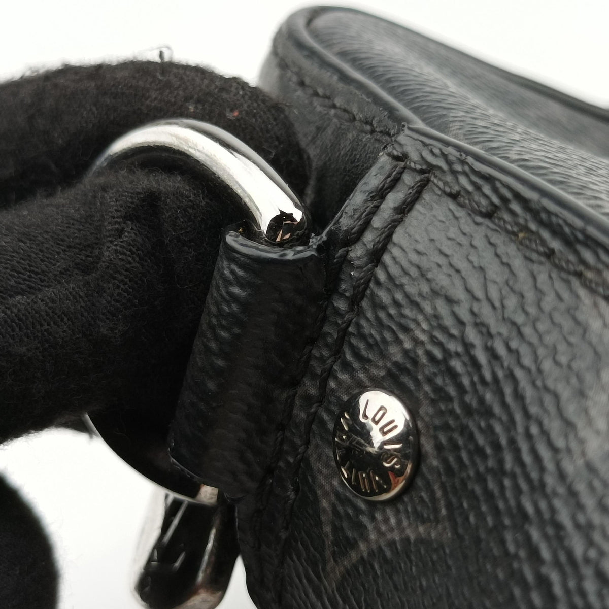 Secondhand Louis Vuitton Trio Messenger Gris Monogram Shadow M46603 shoulderbag | stylenewstar