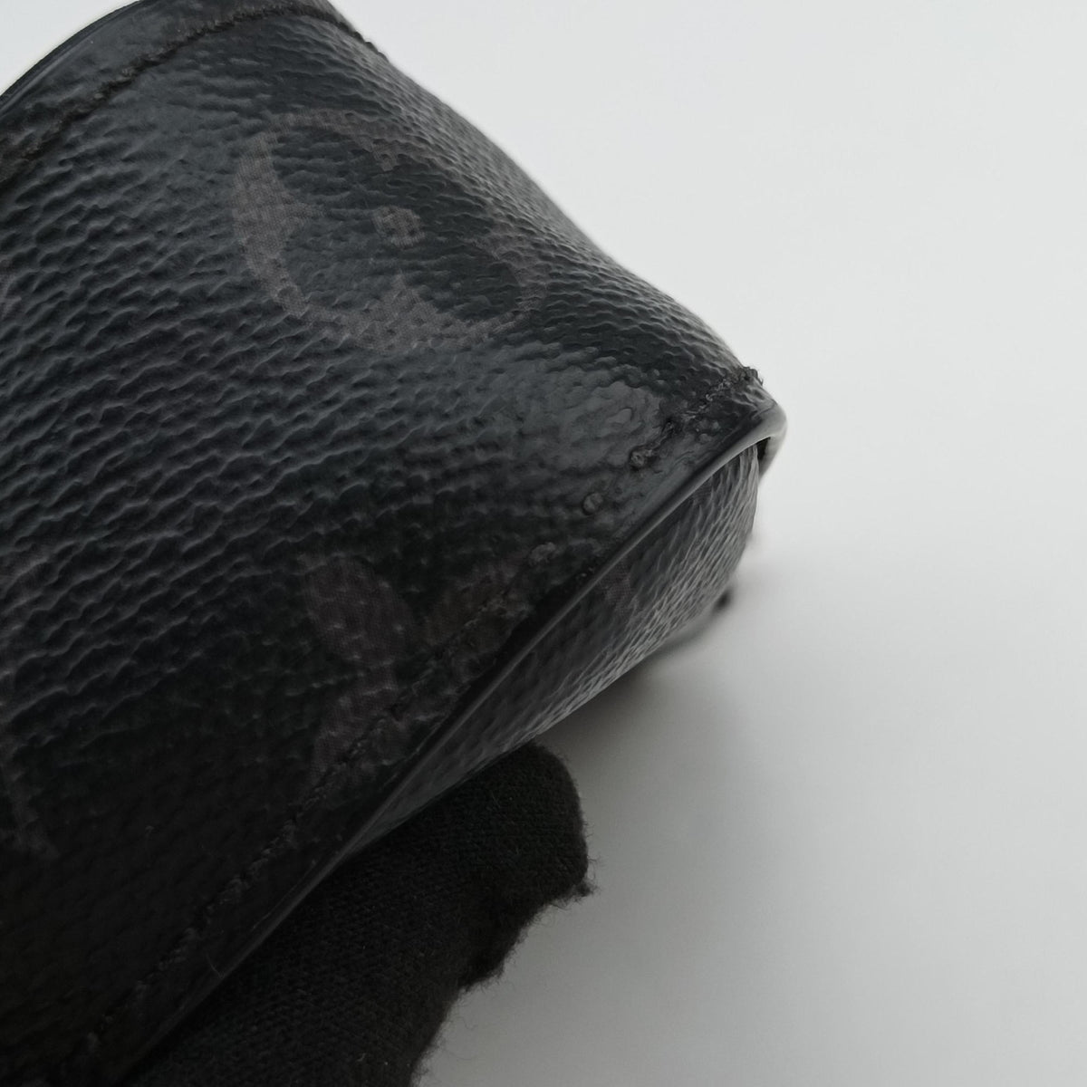 Secondhand Louis Vuitton Trio Messenger Gris Monogram Shadow M46603 shoulderbag | stylenewstar
