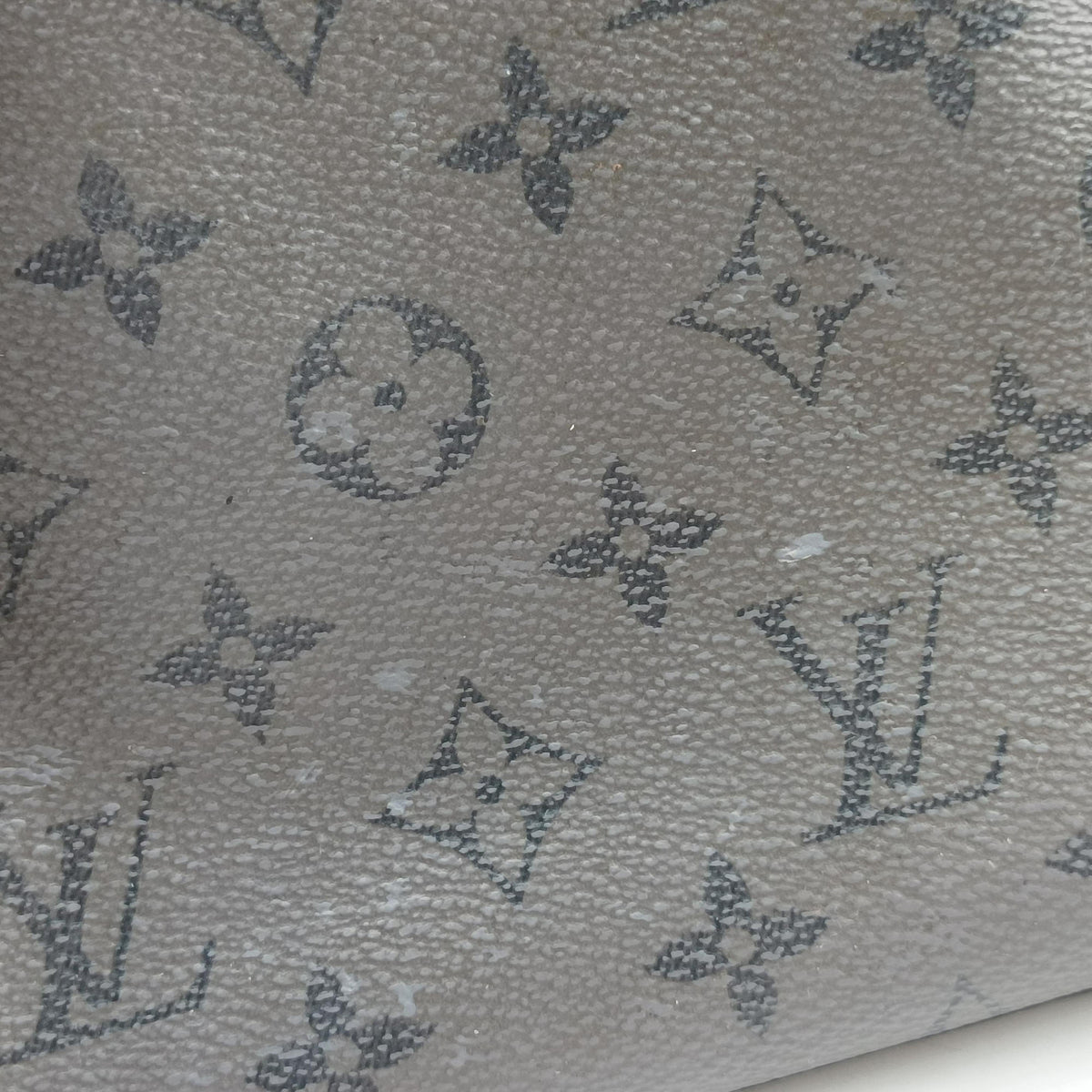 Secondhand Louis Vuitton Trio Messenger Gris Monogram Shadow M46603 shoulderbag | stylenewstar