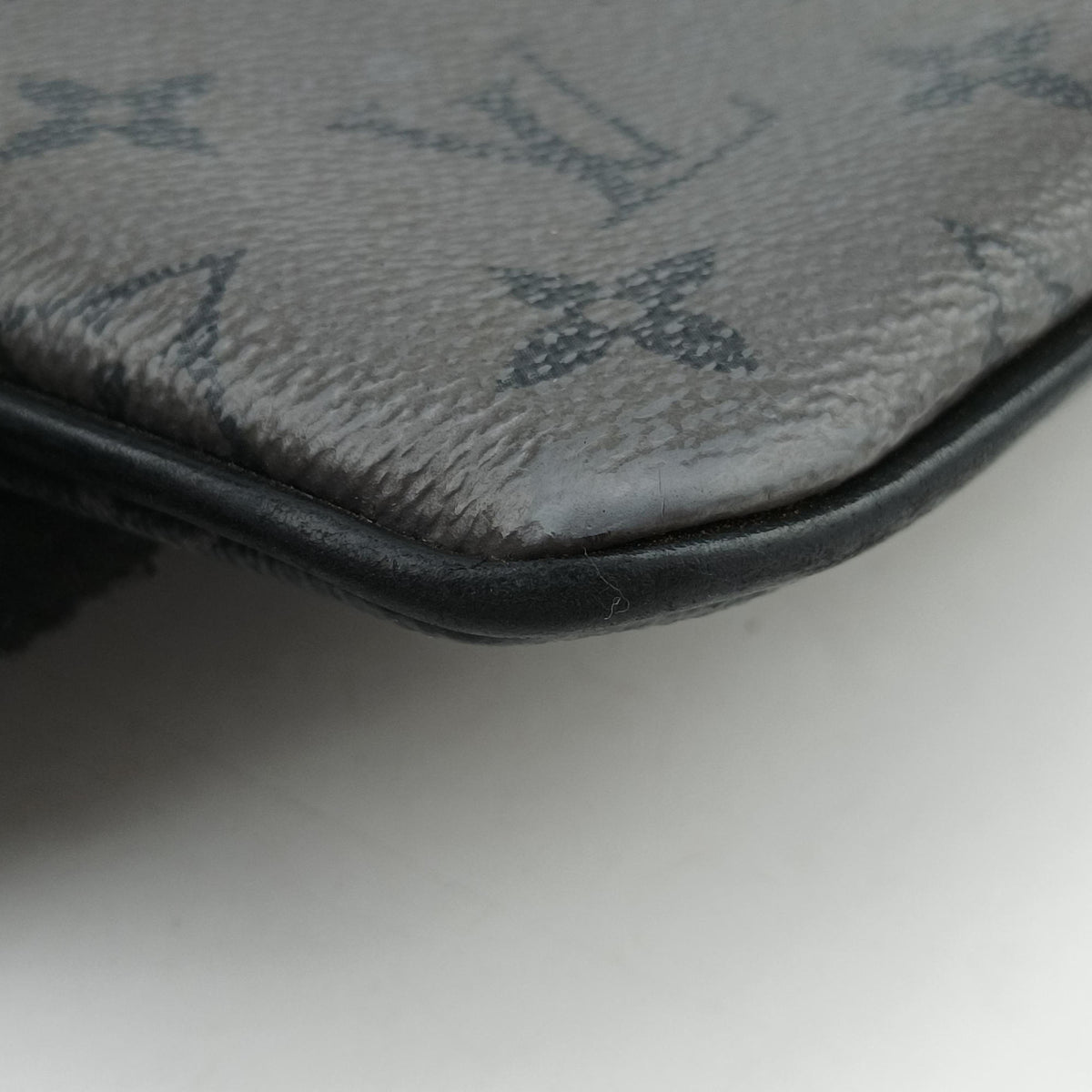 Secondhand Louis Vuitton Trio Messenger Gris Monogram Shadow M46603 shoulderbag | stylenewstar