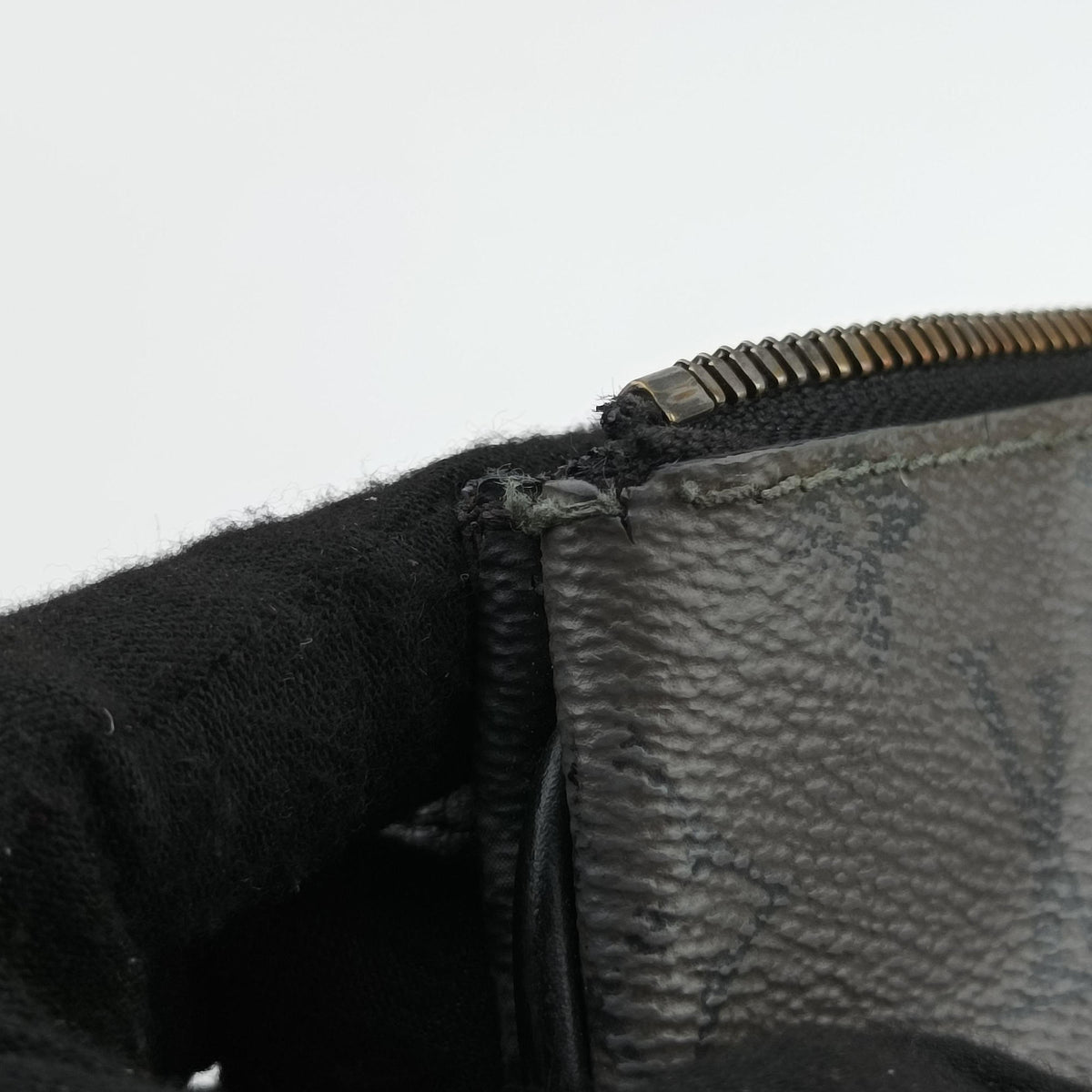 Secondhand Louis Vuitton Trio Messenger Gris Monogram Shadow M46603 shoulderbag | stylenewstar
