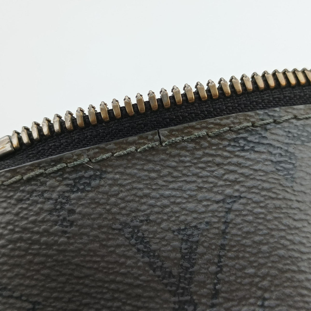 Secondhand Louis Vuitton Trio Messenger Gris Monogram Shadow M46603 shoulderbag | stylenewstar